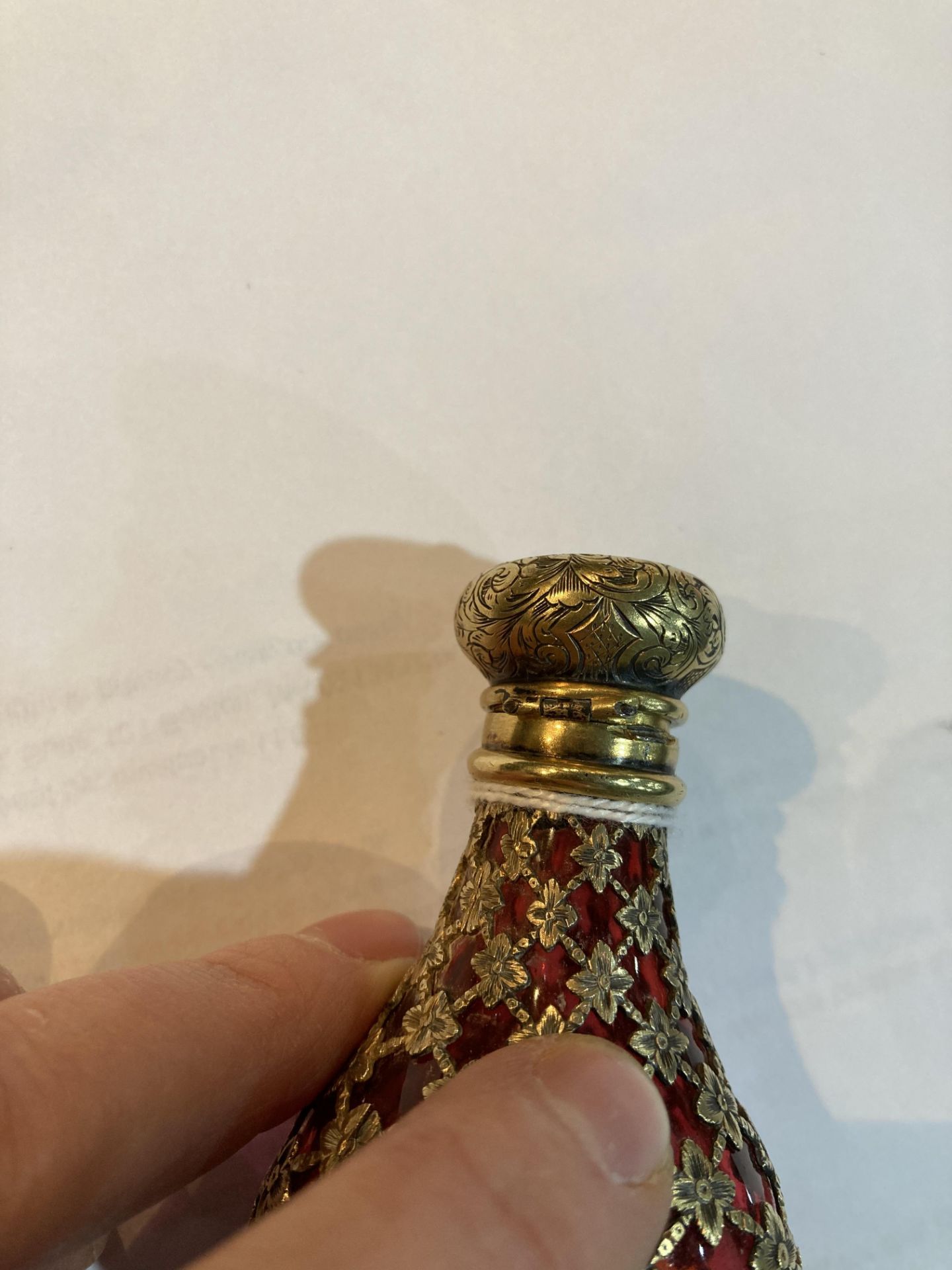 A VICTORIAN GILT-METAL MOUNTED CRANBERRY GLASS SCENT BOTTLE, the lattice overlay with flowerheads, - Bild 4 aus 6