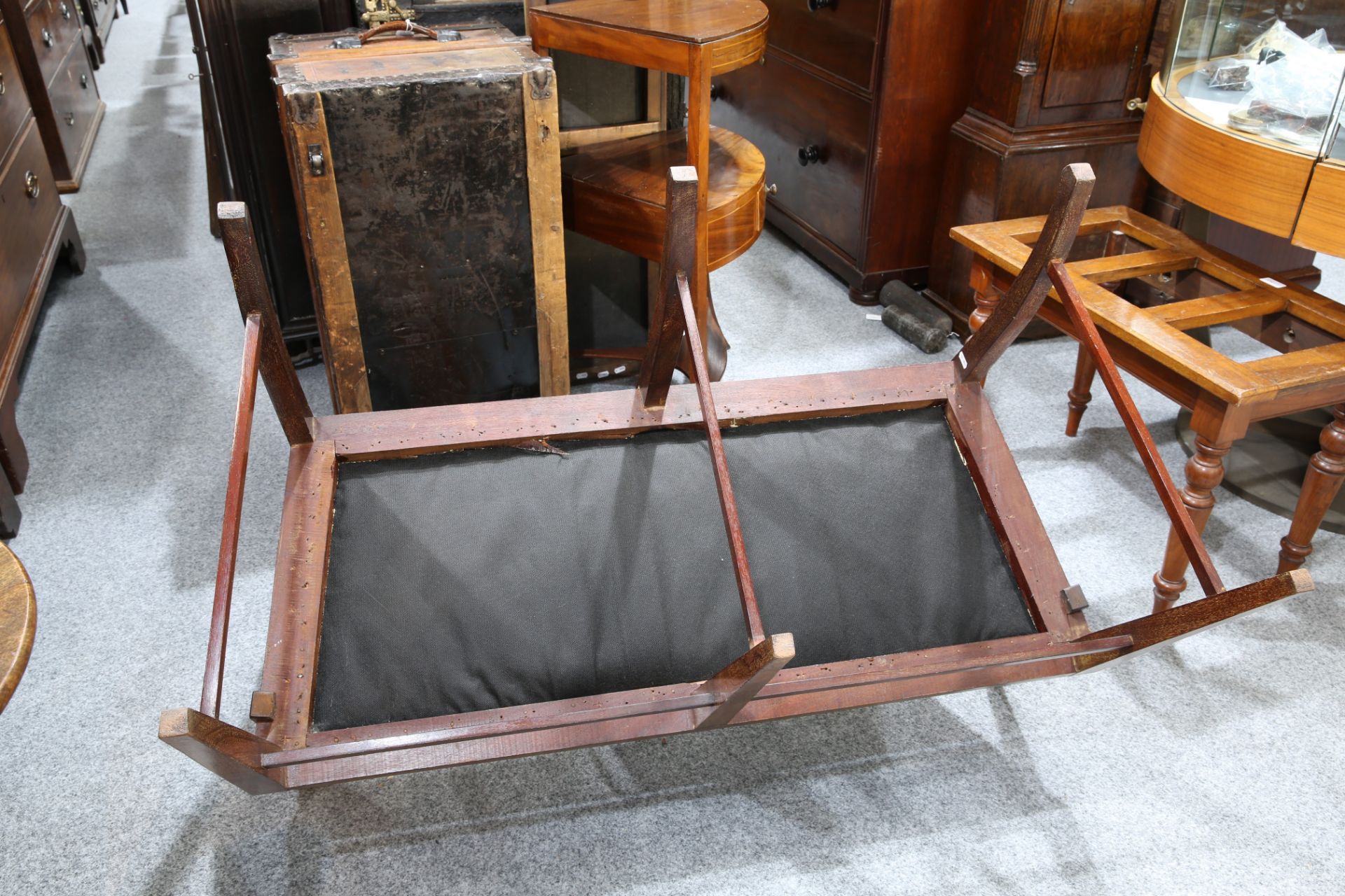 AN ART NOUVEAU INLAID MAHOGANY SETTEE, the back with twin splats inlaid with stylised plantform, - Bild 3 aus 4