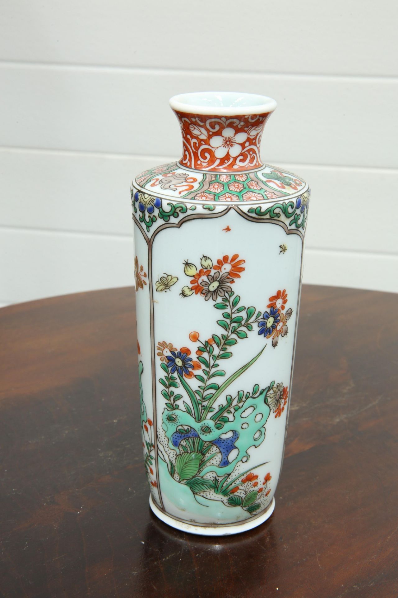 A CHINESE FAMILLE VERTE VASE, tapering cylindrical form with short neck to the shoulder, enamel - Bild 2 aus 5