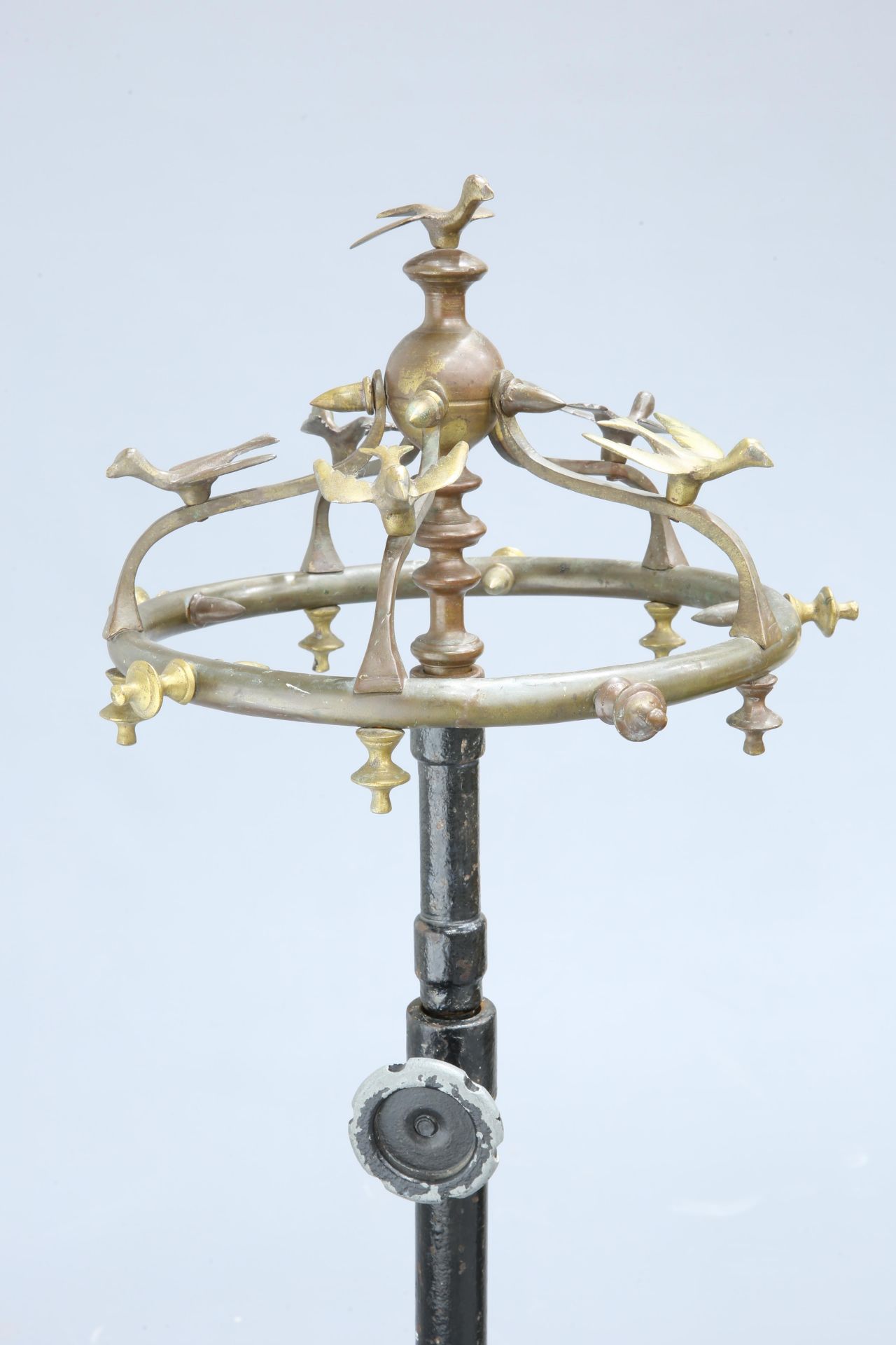 AN UNUSUAL CAST IRON AND BRONZE COAT STAND, EARLY 20TH CENTURY, the bronze domed superstructure - Bild 2 aus 2