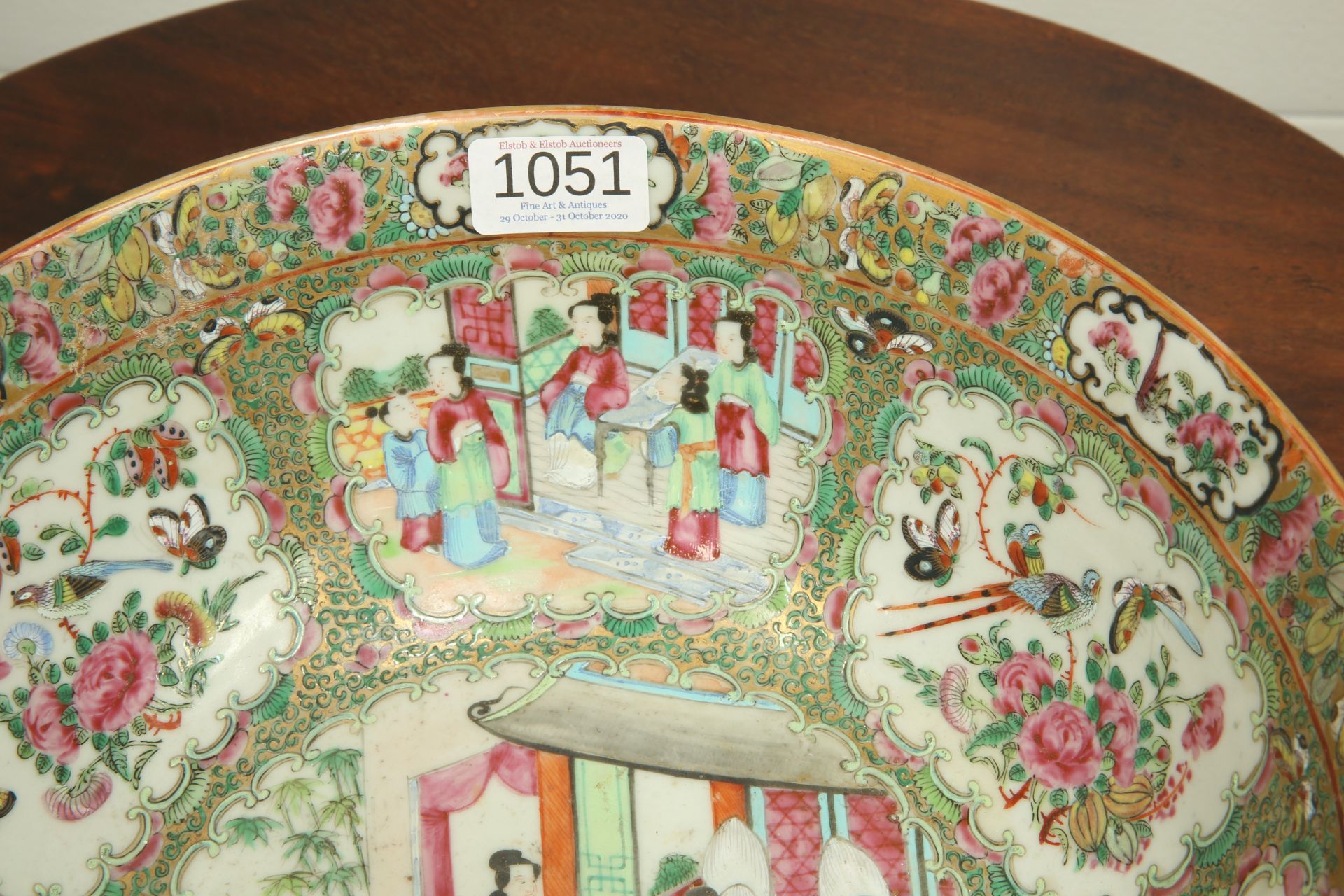 A CANTONESE FAMILLE ROSE BOWL, 19TH CENTURY, circular, enamel painted in the characteristic - Bild 5 aus 5