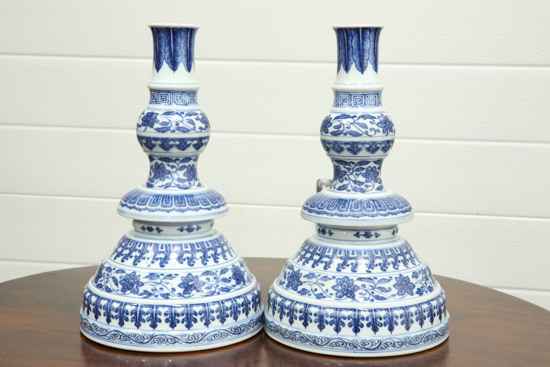 A PAIR OF CHINESE MING STYLE BLUE AND WHITE CANDLESTICKS - Bild 4 aus 5