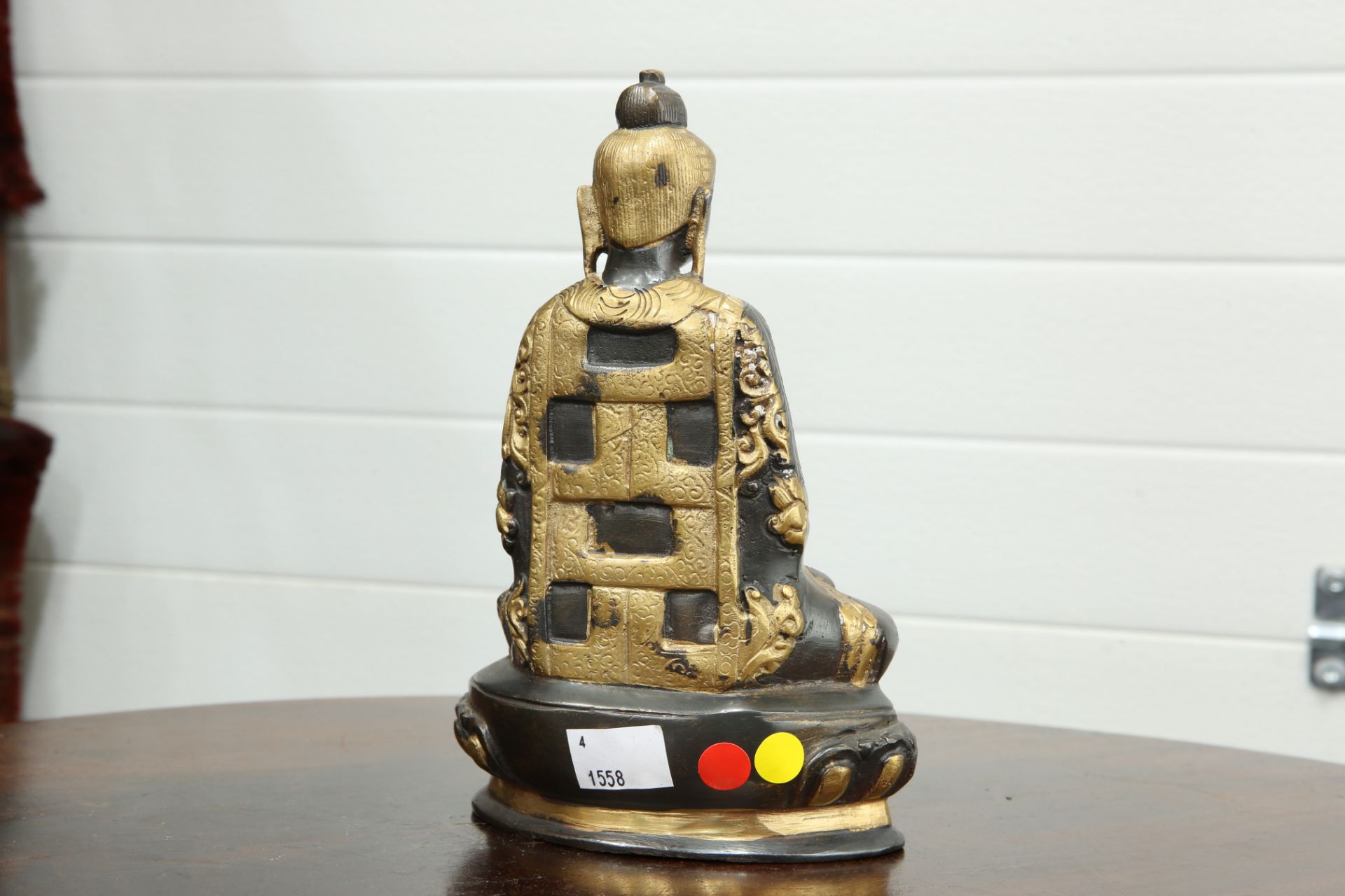 A CHINESE BRONZE FIGURE OF BUDDHA SHAKYAMUNI, 19TH CENTURY, modelled seated, partially gilded. 19. - Bild 3 aus 5