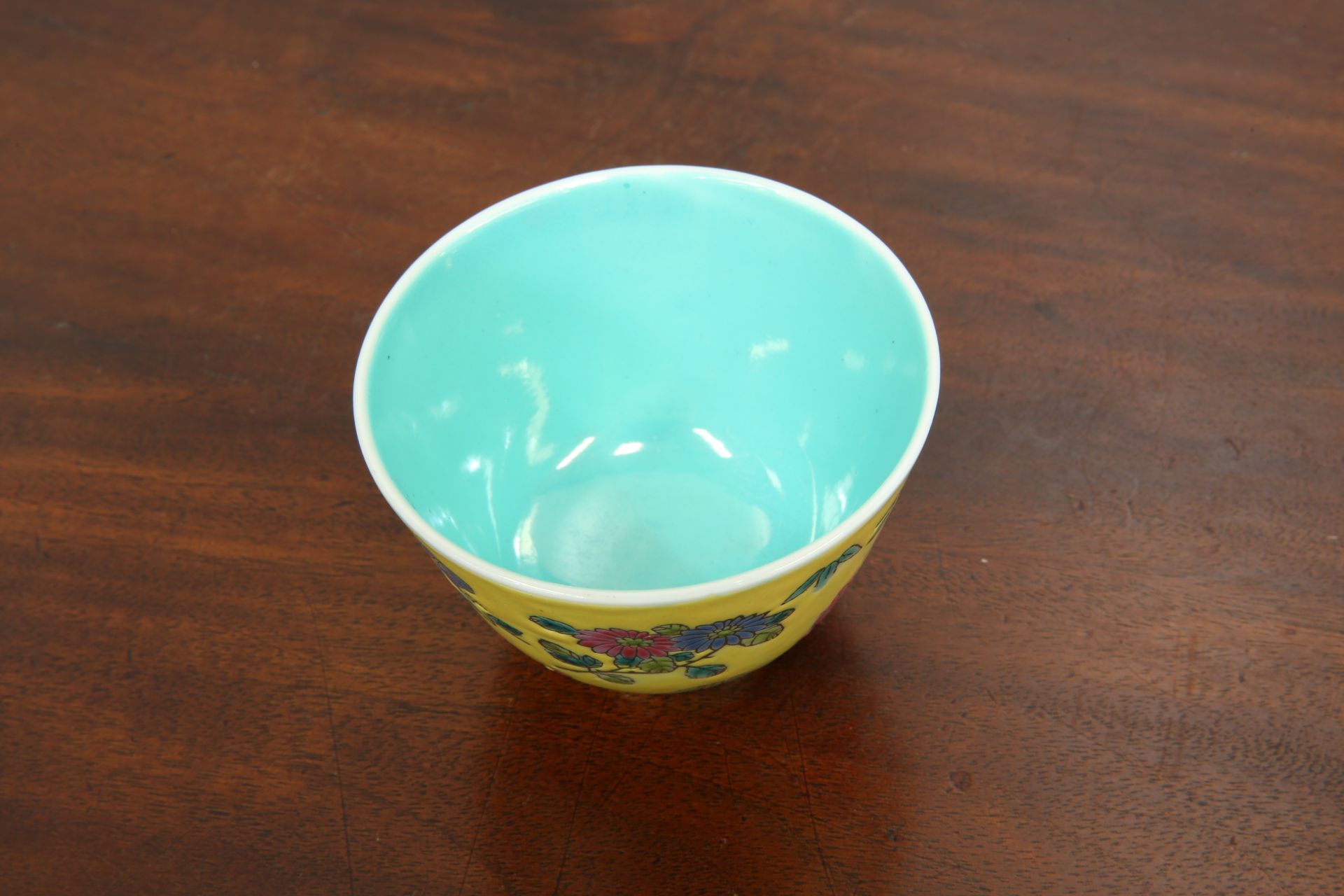 A CHINESE YELLOW GROUND CUP, polychrome enamel painted with scattered flowers, the interior with - Bild 3 aus 5
