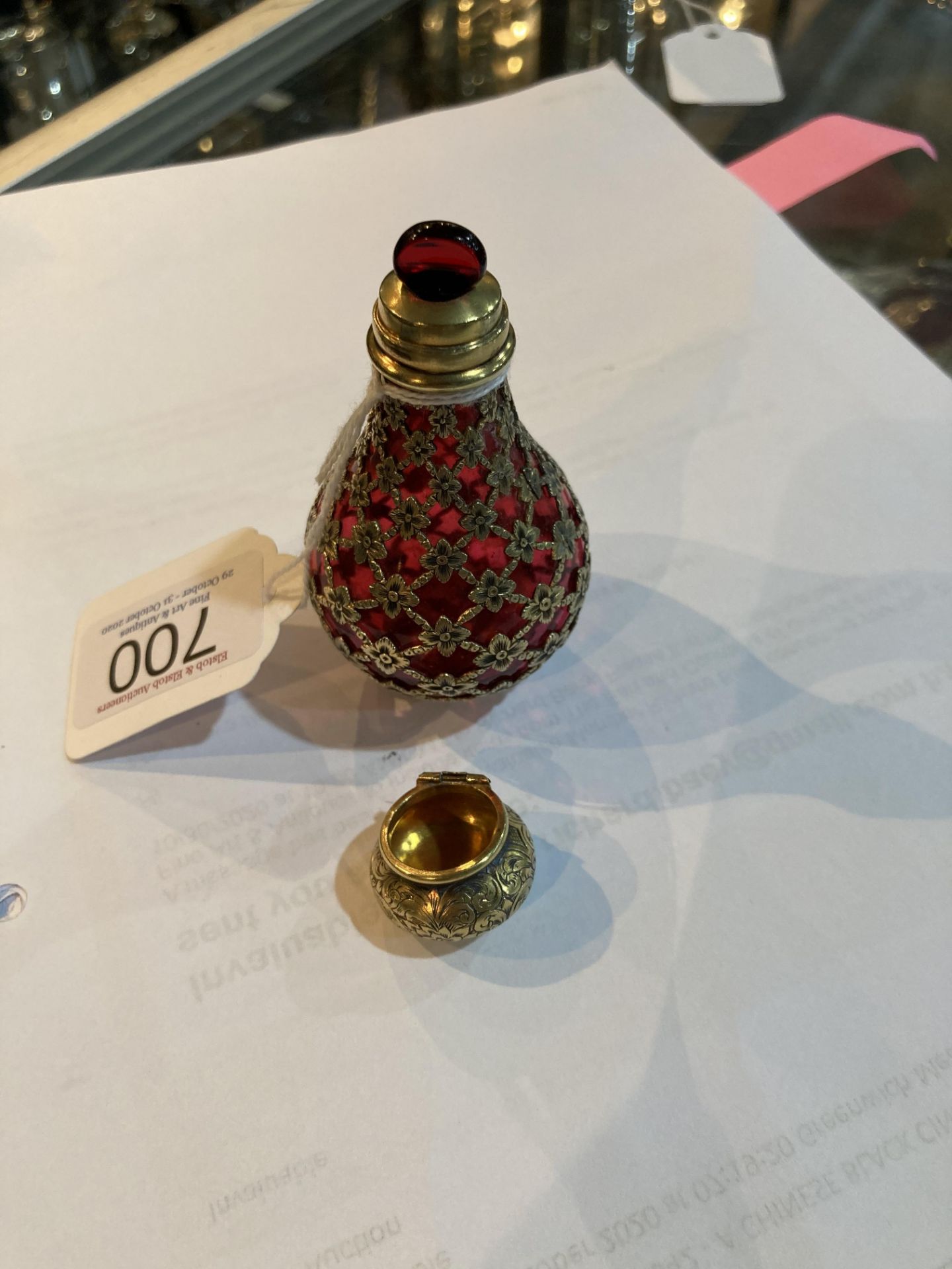 A VICTORIAN GILT-METAL MOUNTED CRANBERRY GLASS SCENT BOTTLE, the lattice overlay with flowerheads, - Bild 6 aus 6
