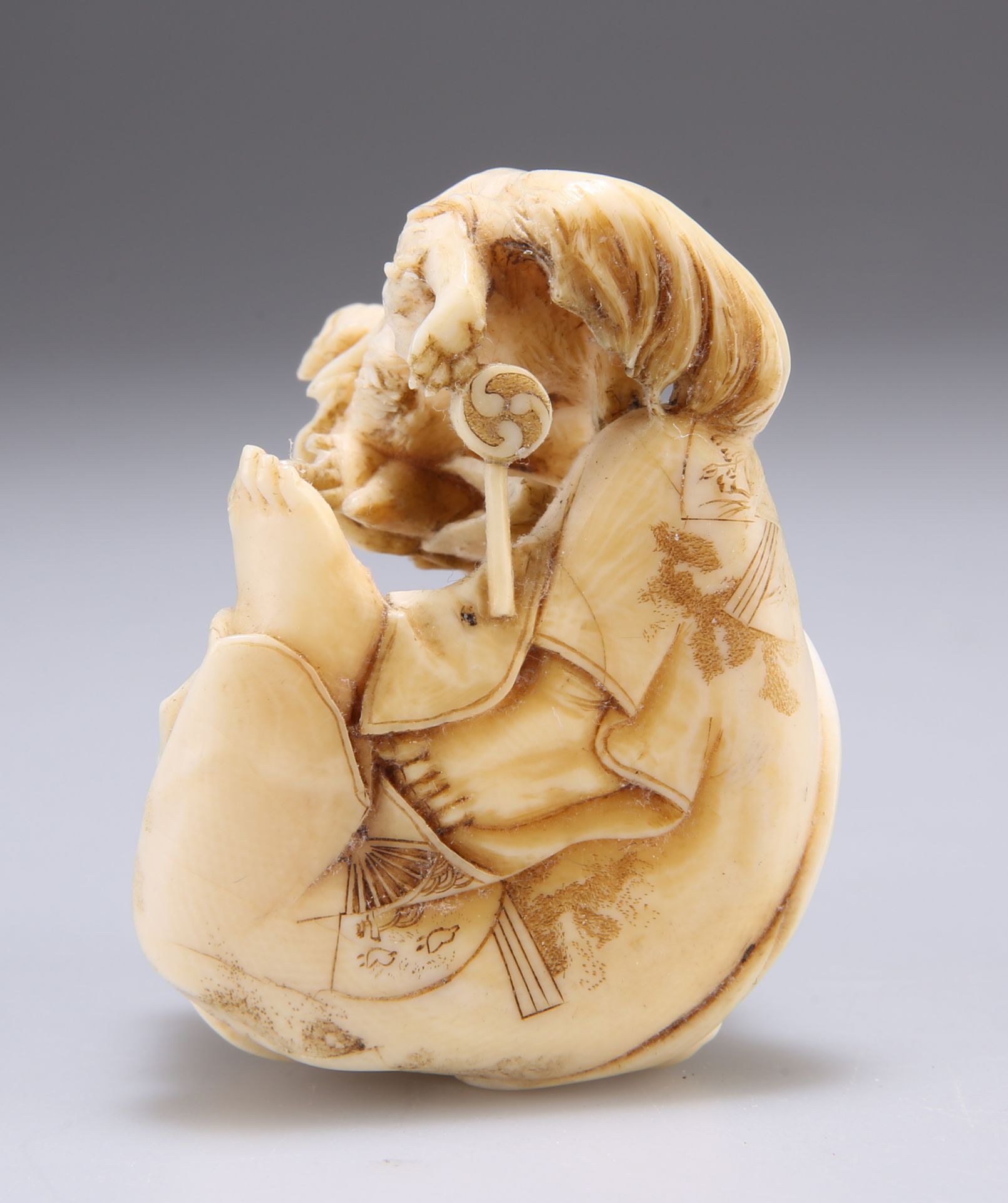 A JAPANESE IVORY NETSUKE, MEIJI PERIOD, carved as a boy playing with a dog. 6cm high - Bild 3 aus 3