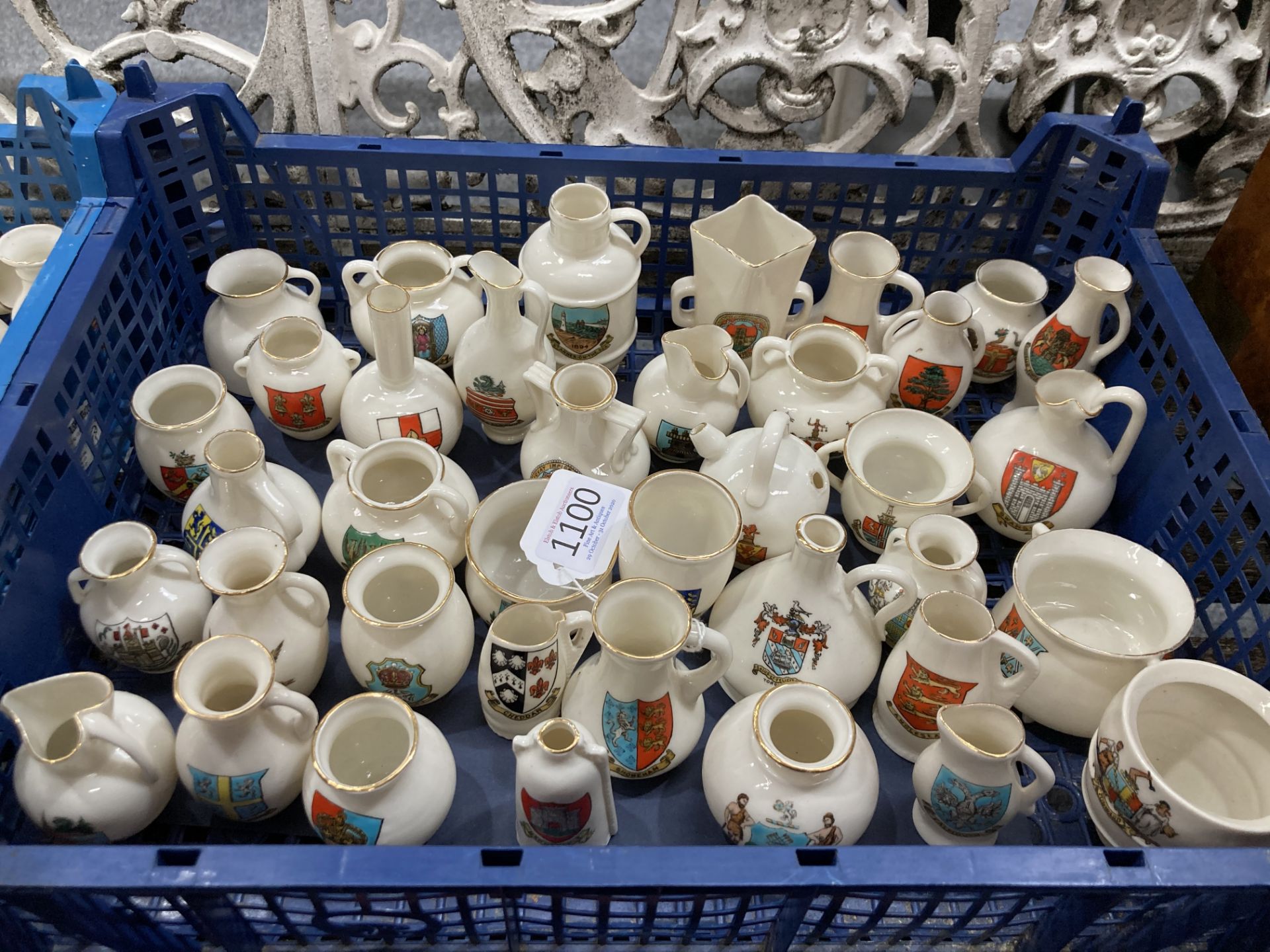 A LARGE COLLECTION OF W.H. GOSS CRESTED CHINA. (Approx. 90 pieces) - Bild 3 aus 4