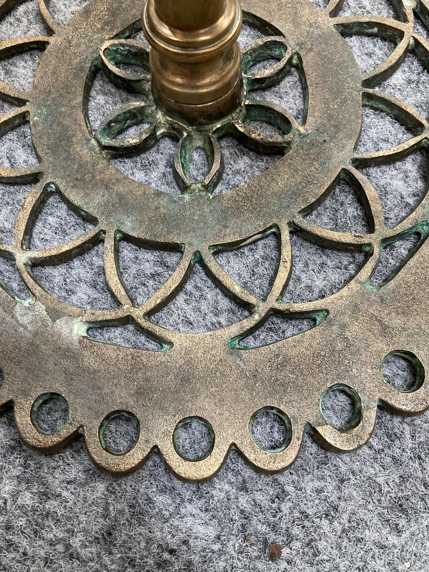 A GOOD VICTORIAN HEAVY BRASS TRIVET, in the form of a tripod table, with pierced top and triform - Bild 5 aus 8