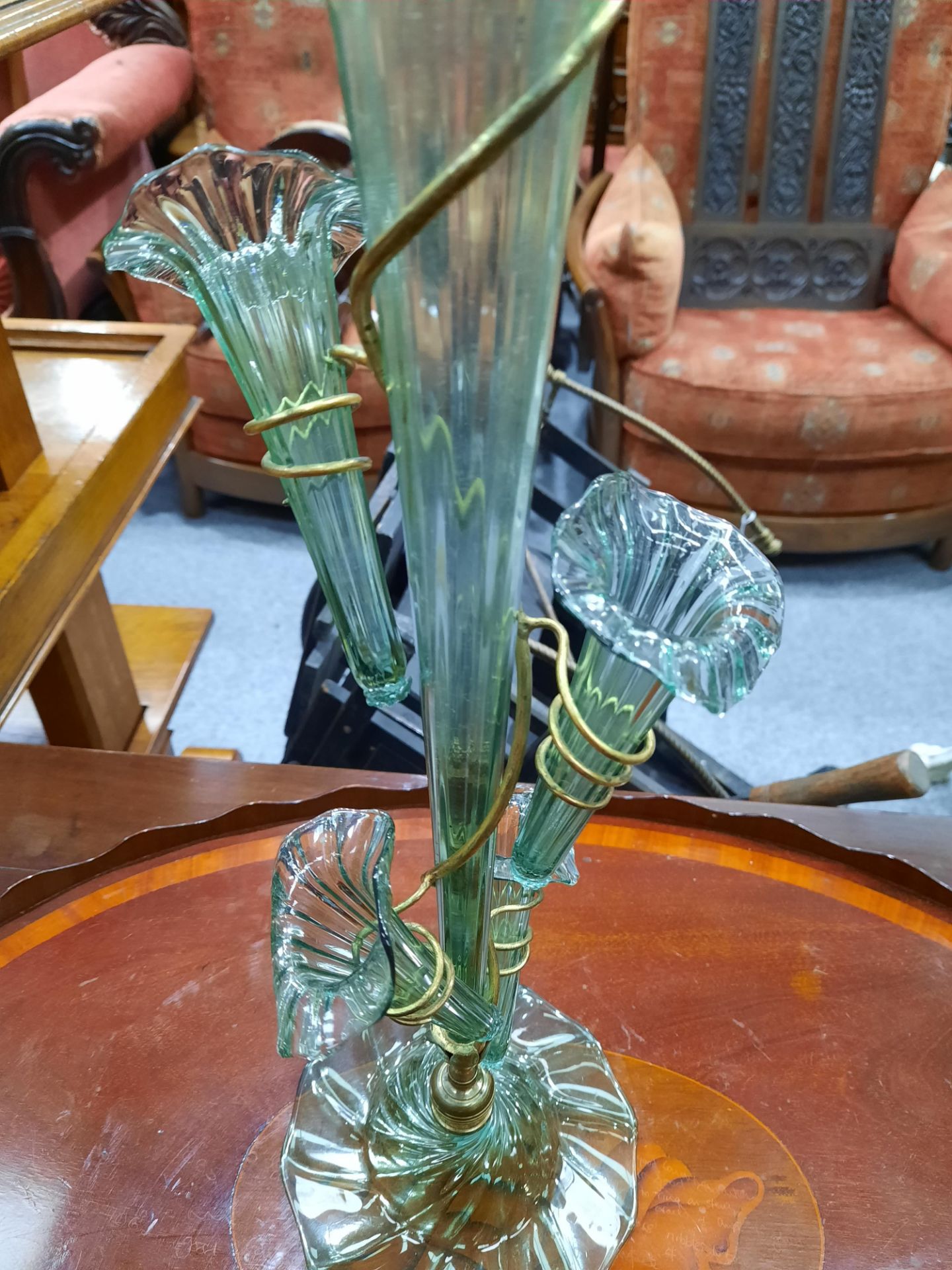 A VICTORIAN GREEN GLASS EPERGNE, the central trumpet-shaped vase surrounded by four small conforming - Bild 4 aus 5