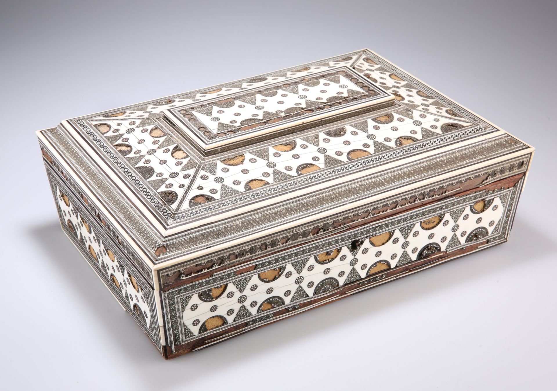 A VIZAGAPATAM IVORY, EBONY AND SADELI WORK BOX, MID 19TH CENTURY, of sarcophagus form with geometric - Bild 2 aus 2