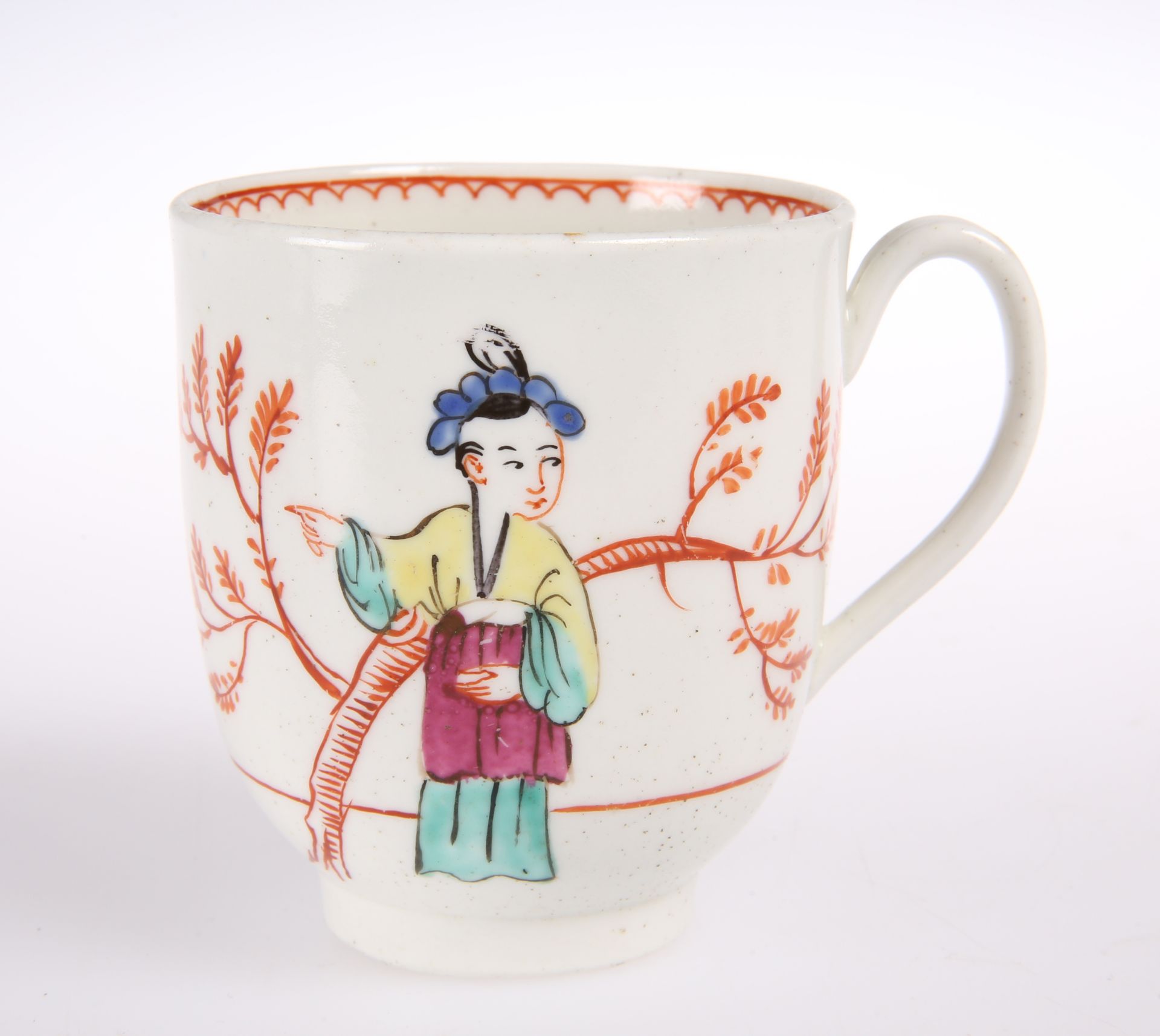 A WORCESTER MANDARIN COFFEE CUP, CIRCA 1770, painted with two figures, one stood by a tree. 6.5cm