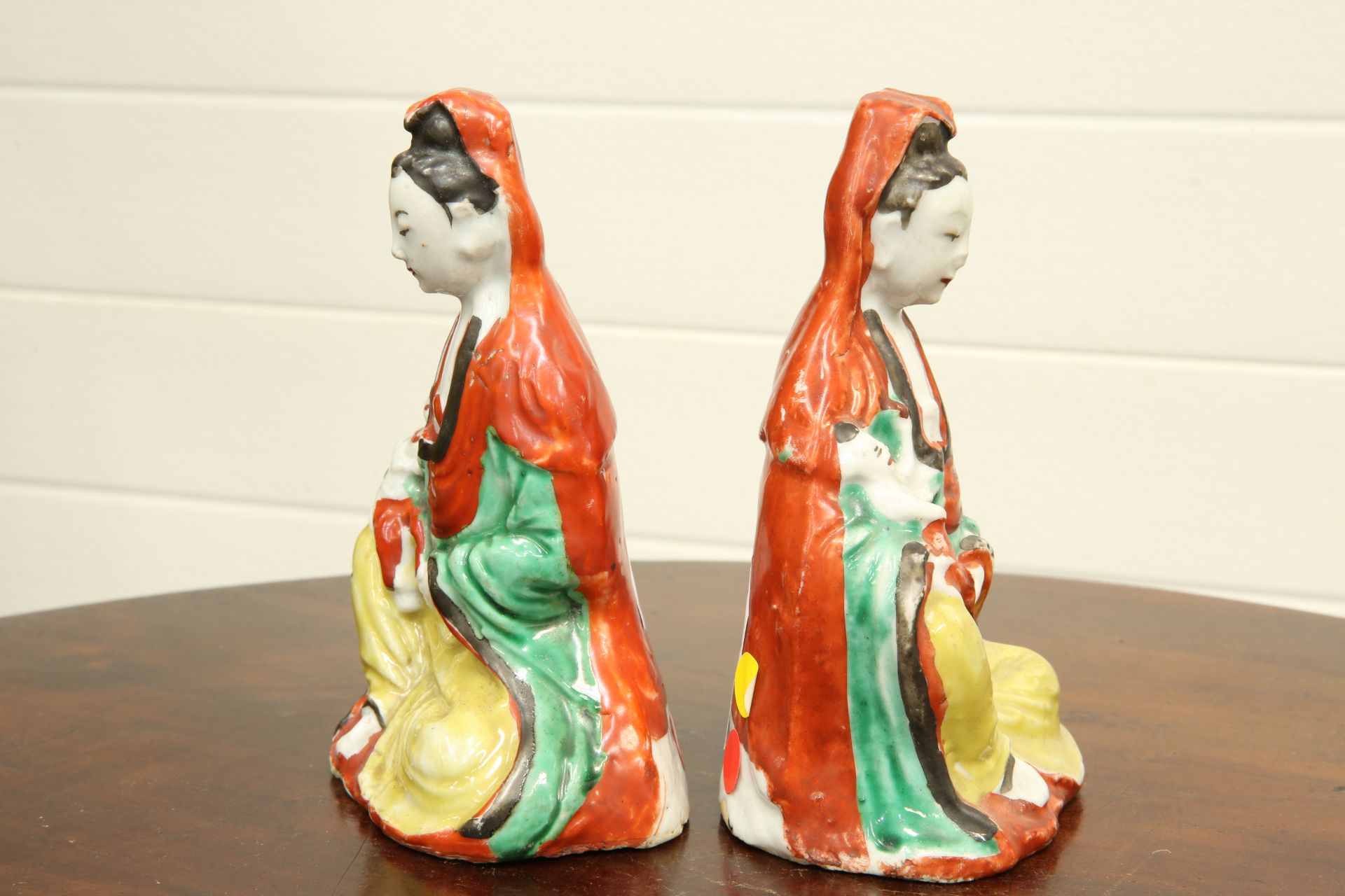 A PAIR OF CHINESE FAMILLE VERTE FIGURES OF GUANYIN, the Bodhisattva modelled seated at each with - Bild 5 aus 6