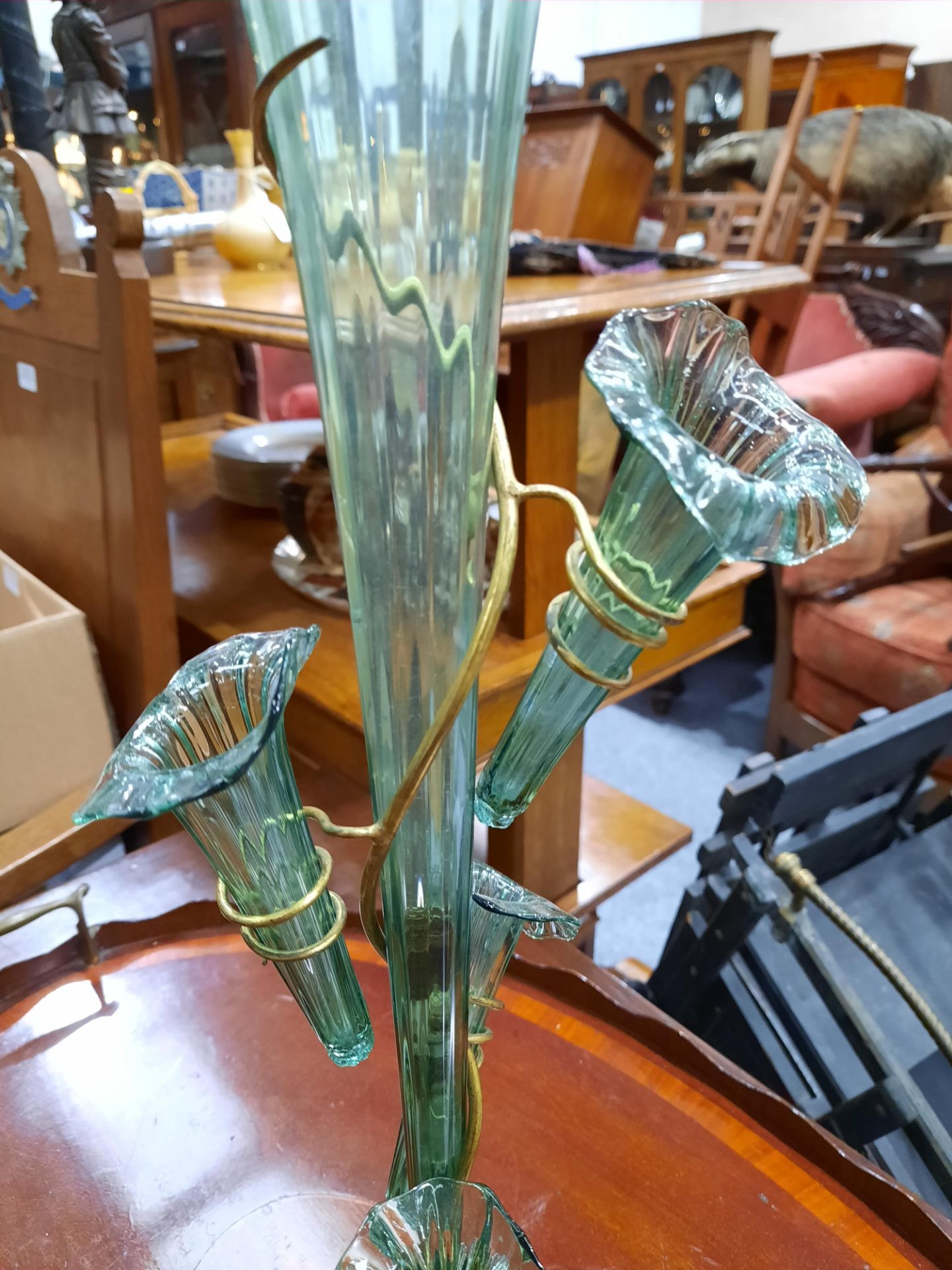A VICTORIAN GREEN GLASS EPERGNE, the central trumpet-shaped vase surrounded by four small conforming - Bild 3 aus 5