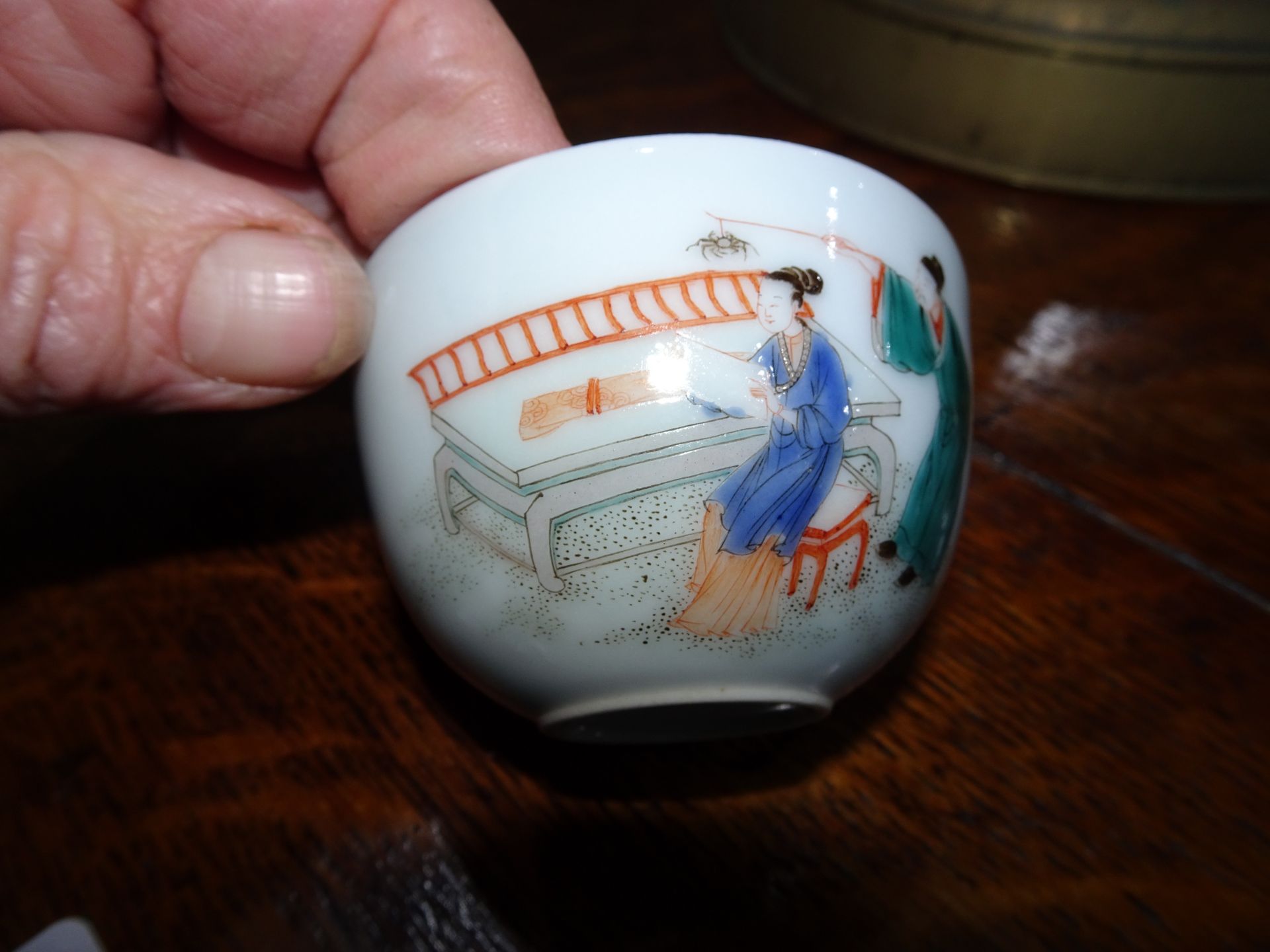 A CHINESE TEA BOWL, circular, painted with a lady reading at a table while a man attempts to scare - Bild 4 aus 7