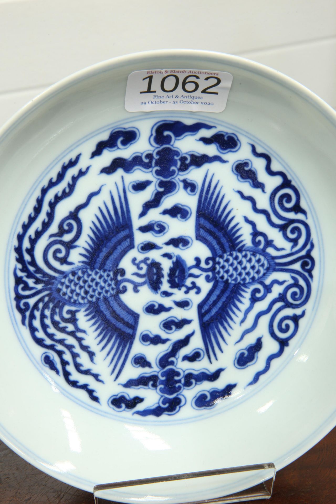 A CHINESE BLUE AND WHITE 'DOUBLE PHOENIX' SAUCER DISH, decorated to the interior with a pair of - Bild 5 aus 5