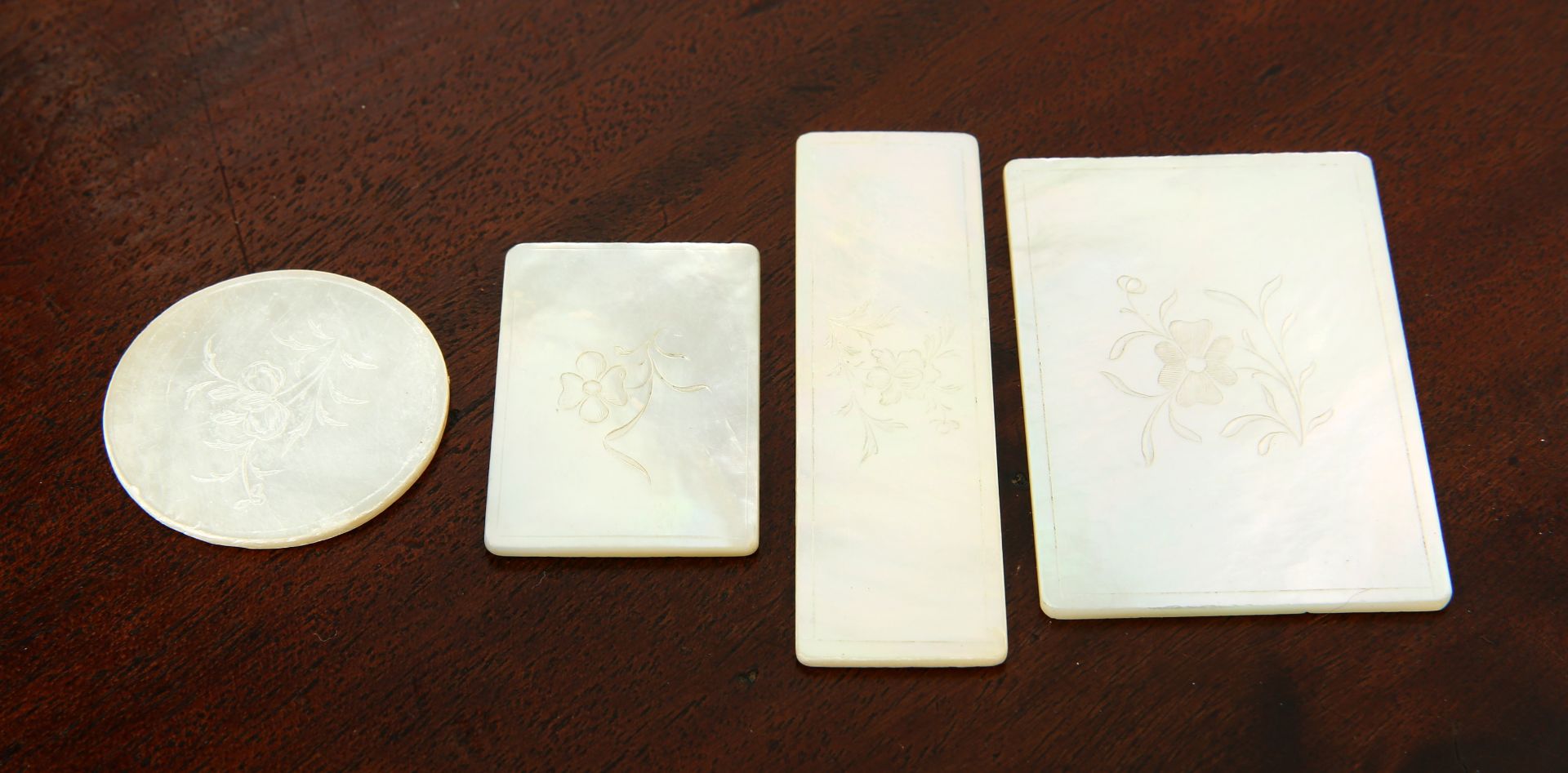 A COLLECTION OF CHINESE MOTHER-OF-PEARL GAMING COUNTERS, together with A CHINESE PAINTED GLASS SNUFF - Bild 2 aus 2