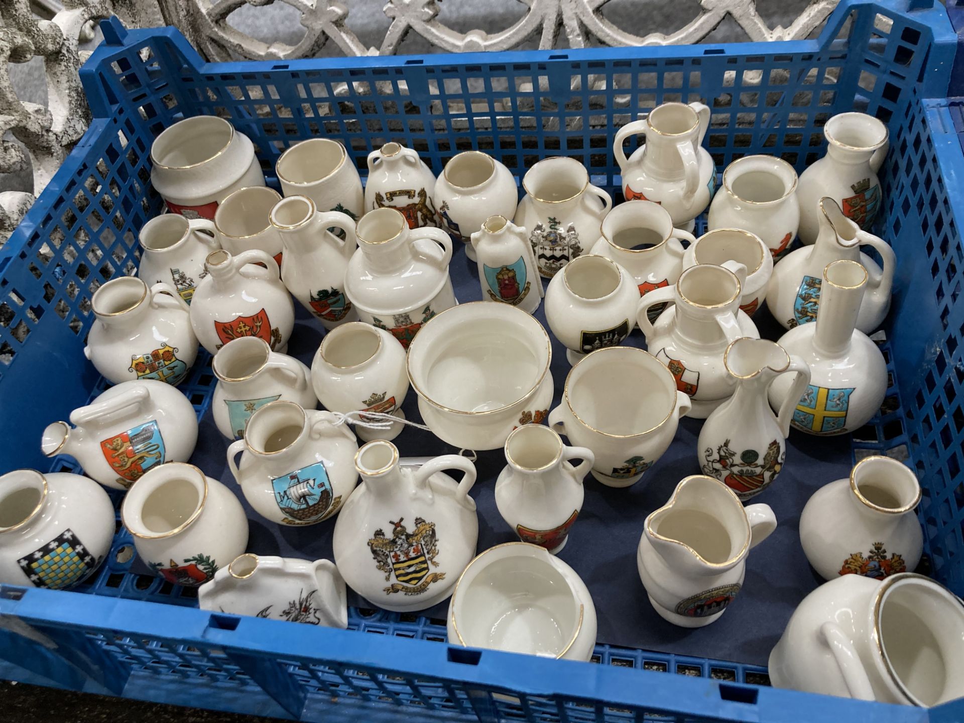 A LARGE COLLECTION OF W.H. GOSS CRESTED CHINA. (Approx. 90 pieces) - Bild 4 aus 4