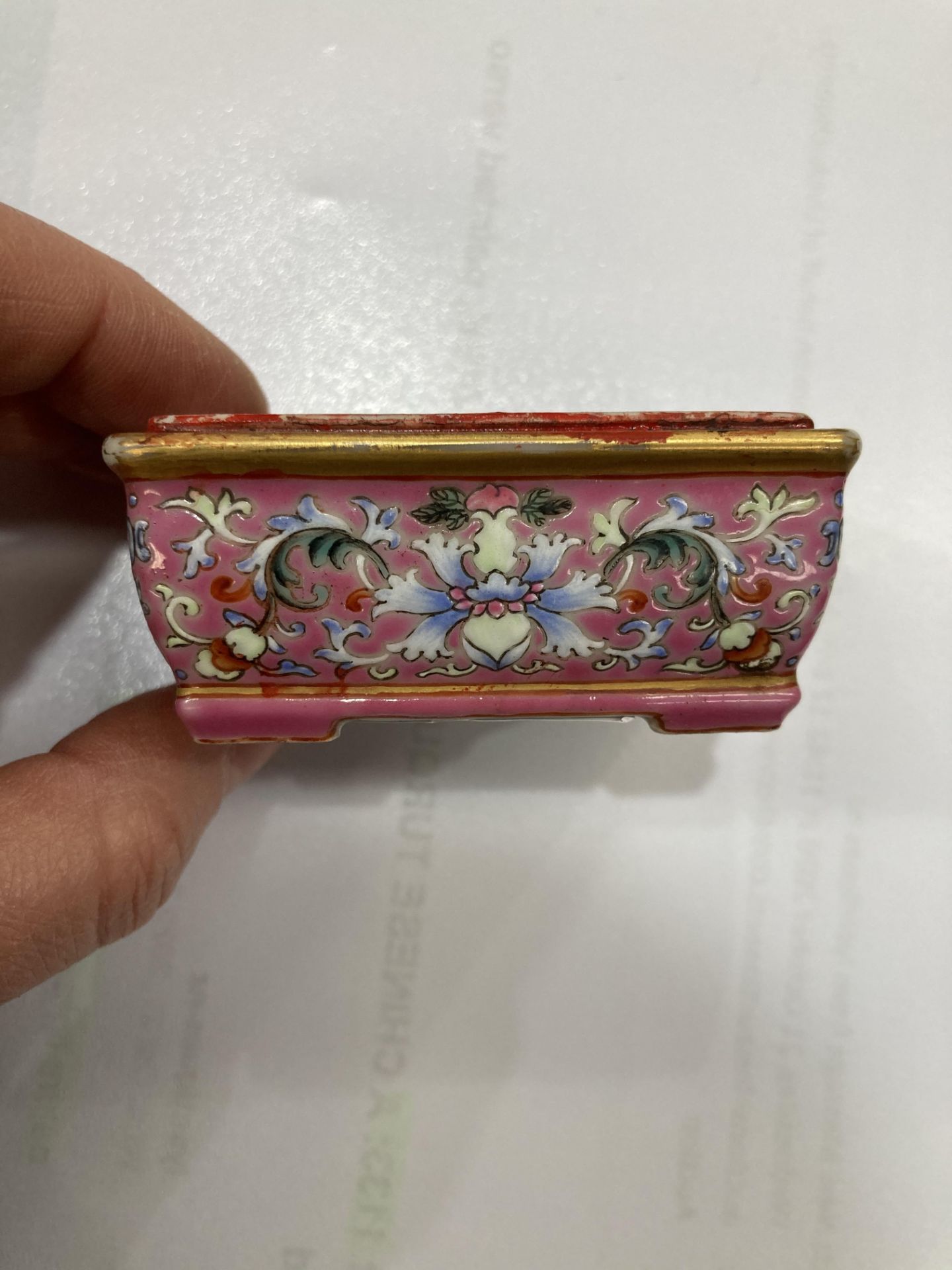 A SMALL CHINESE FAMILLE ROSE BOX AND COVER, rectangular, the cover painted with a village by a - Bild 5 aus 6