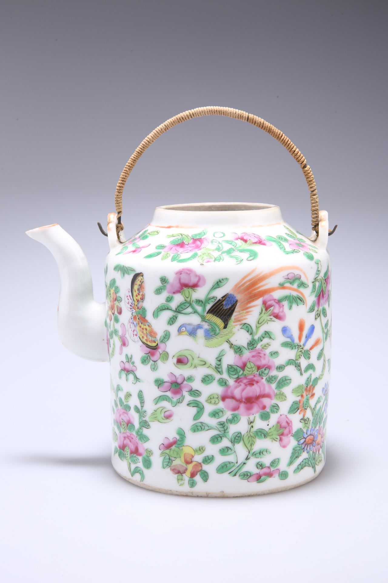 A 19TH CENTURY CHINESE EXPORT FAMILLE ROSE PORCELAIN TEAPOT, enamelled with pheasants and