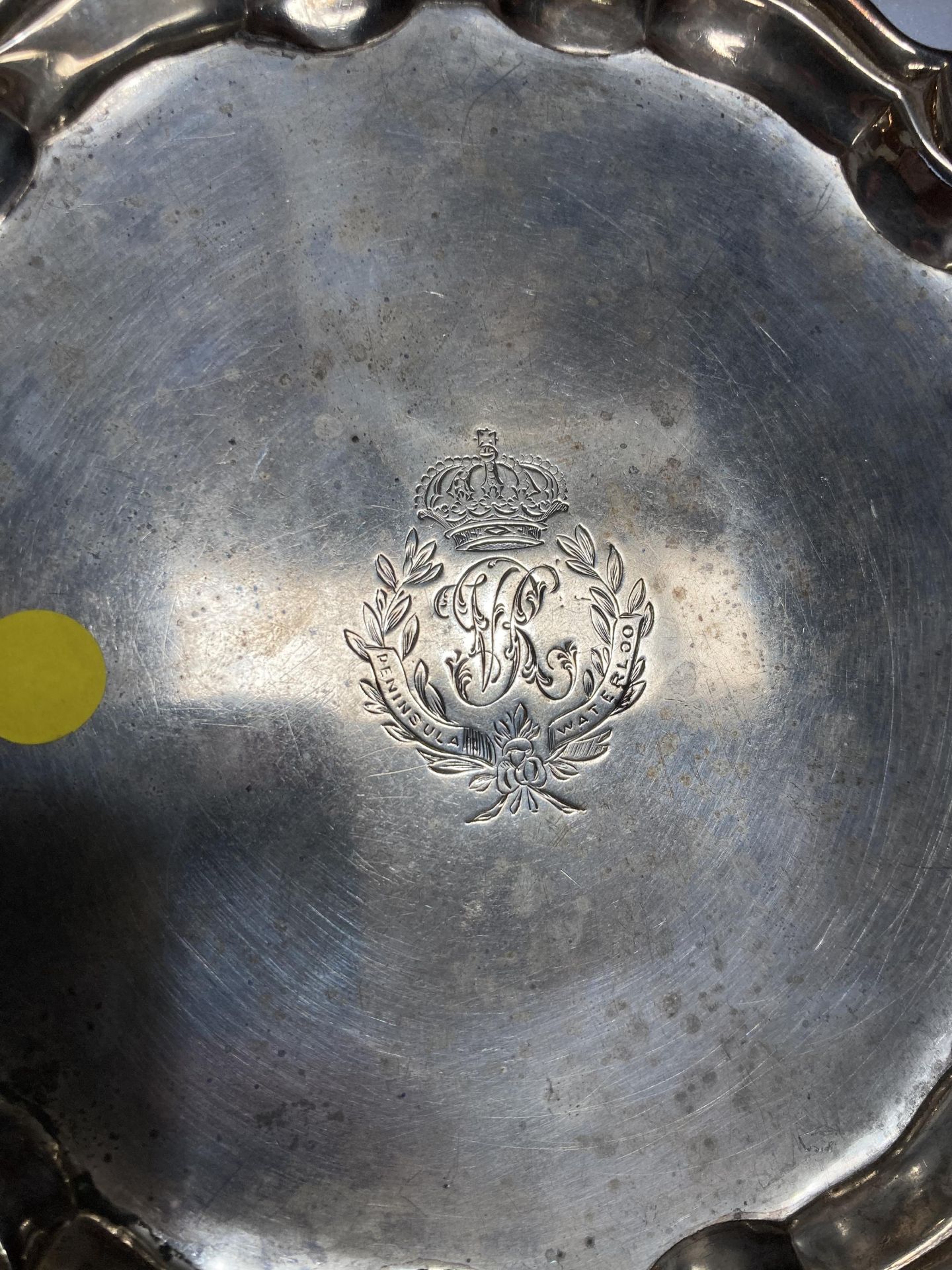 ^ A GEORGE II SILVER WAITER, by Dorothy Mills, London 1753, shaped circular form, engraved crest - Bild 2 aus 3