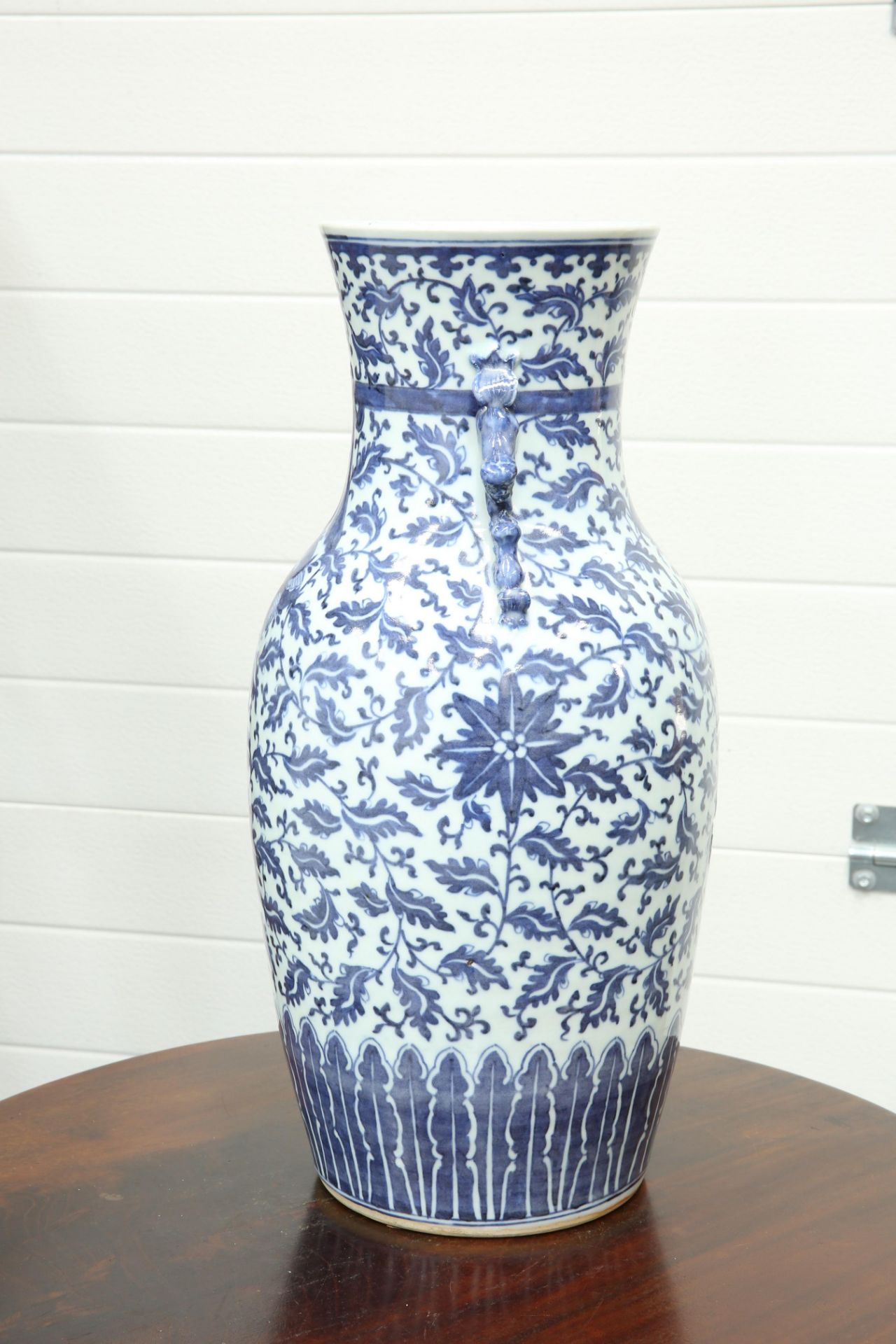 A LARGE MING-STYLE BLUE AND WHITE BALUSTER VASE, LATE QING DYNASTY, applied with shishi to the - Bild 3 aus 7