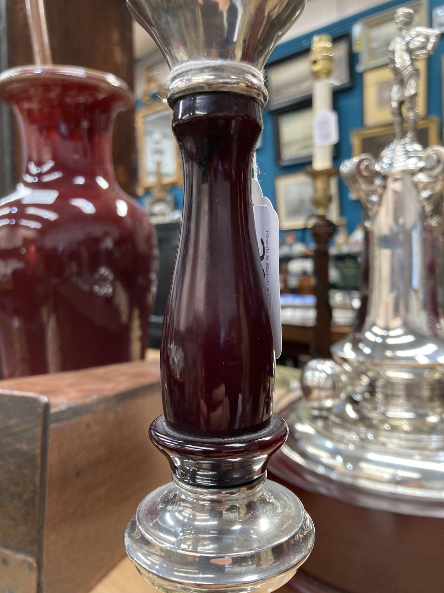 A SILVER TABLE LAMP, by Walker & Hall, Sheffield 1906, turned Bakelite column on a circular base. - Bild 5 aus 6