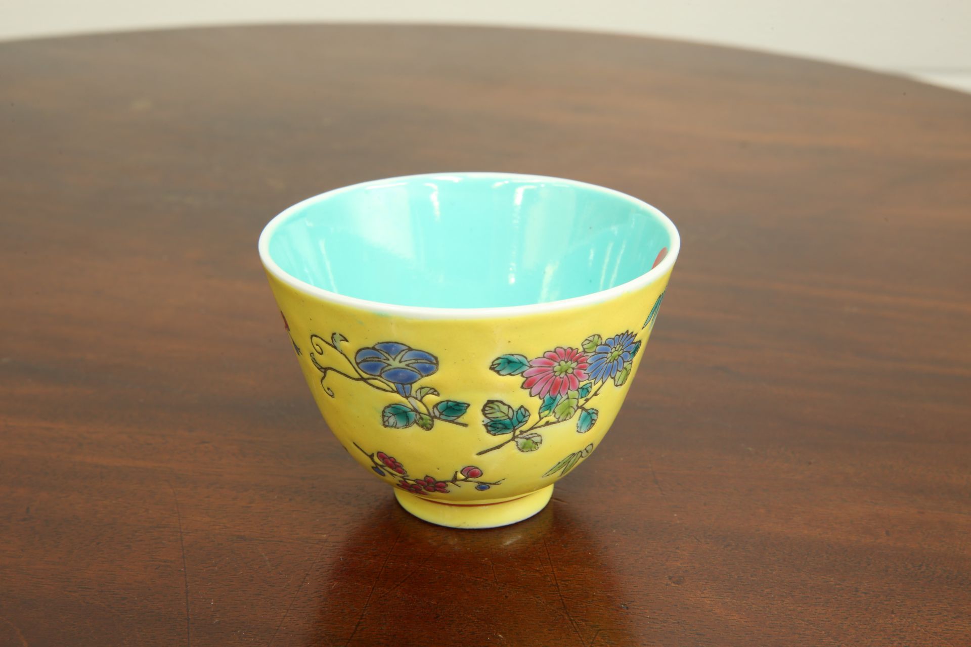 A CHINESE YELLOW GROUND CUP, polychrome enamel painted with scattered flowers, the interior with - Bild 5 aus 5