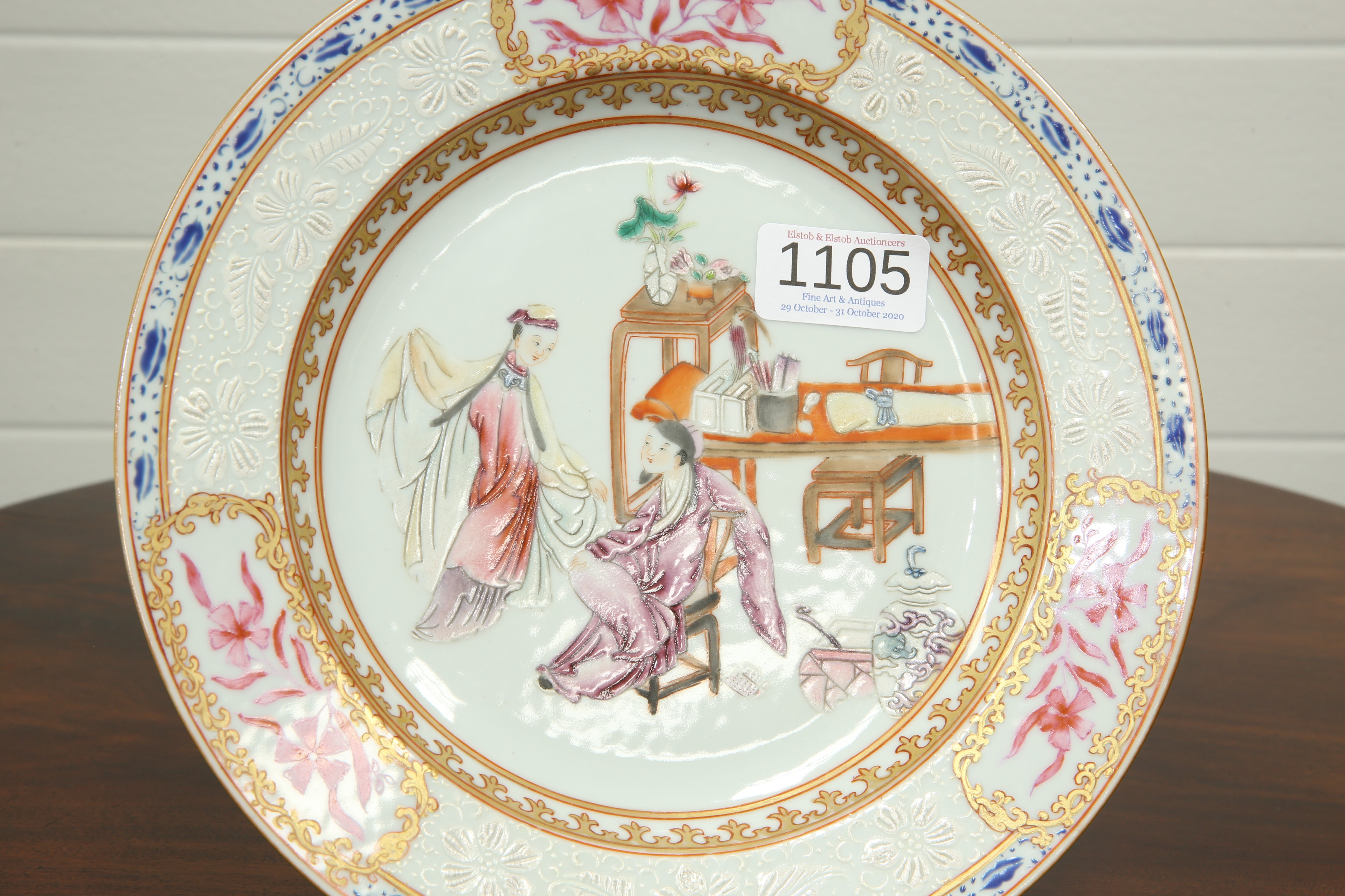 A CHINESE FAMILLE ROSE PLATE, circular, painted with two figures in an interior, within a broad - Bild 3 aus 3