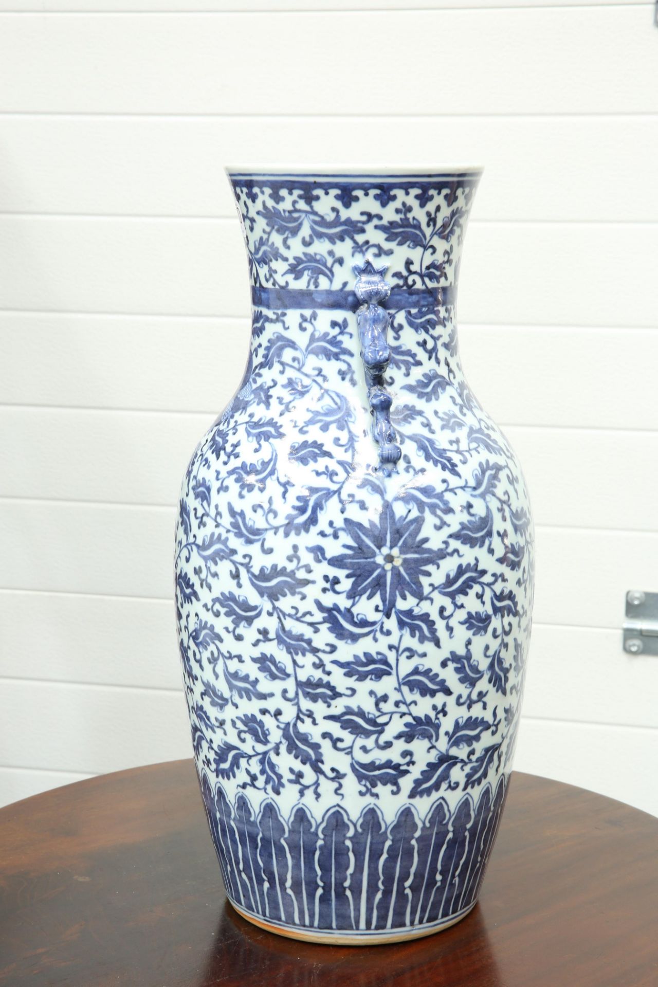 A LARGE MING-STYLE BLUE AND WHITE BALUSTER VASE, LATE QING DYNASTY, applied with shishi to the - Bild 5 aus 7