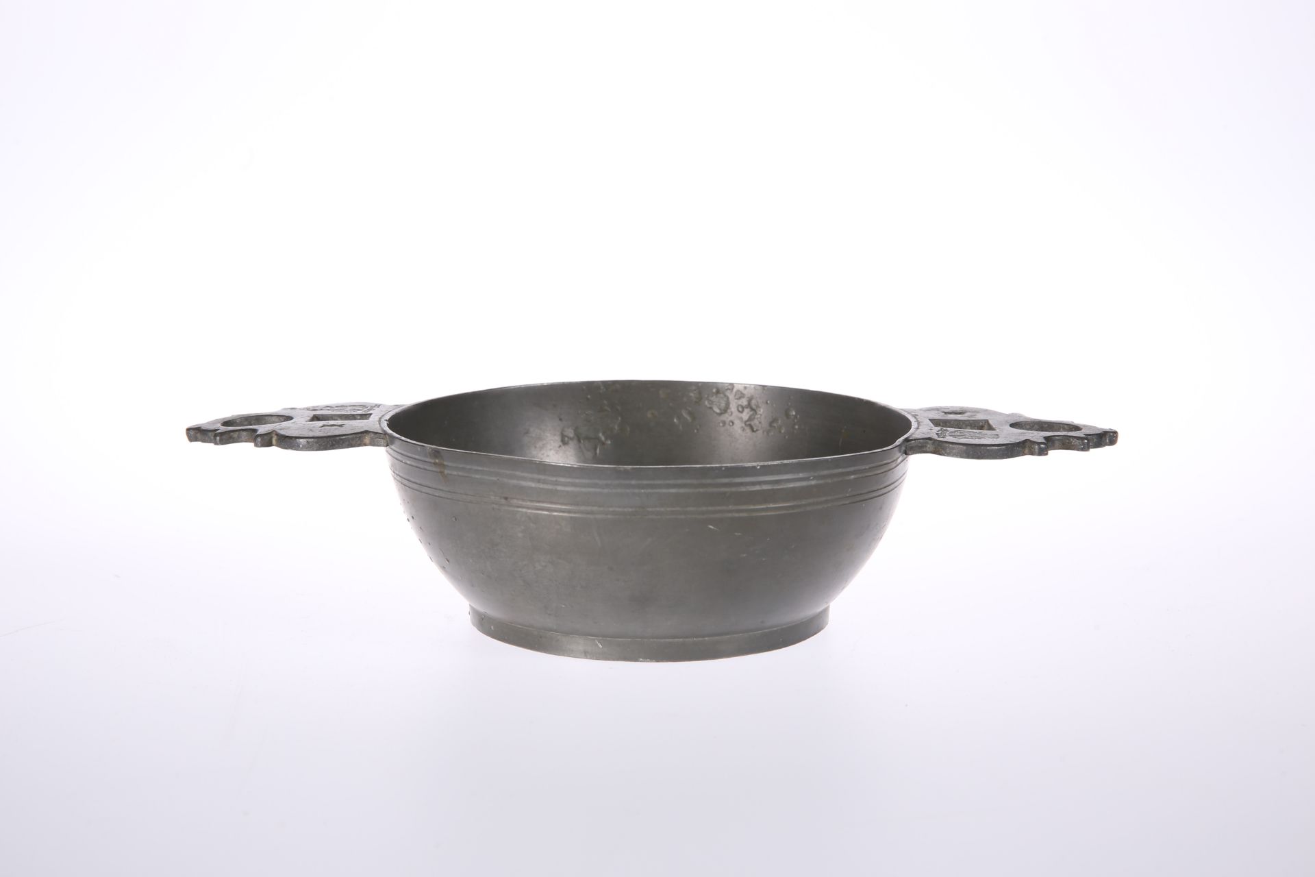 AN 18TH CENTURY CONTINENTAL PEWTER PORRINGER