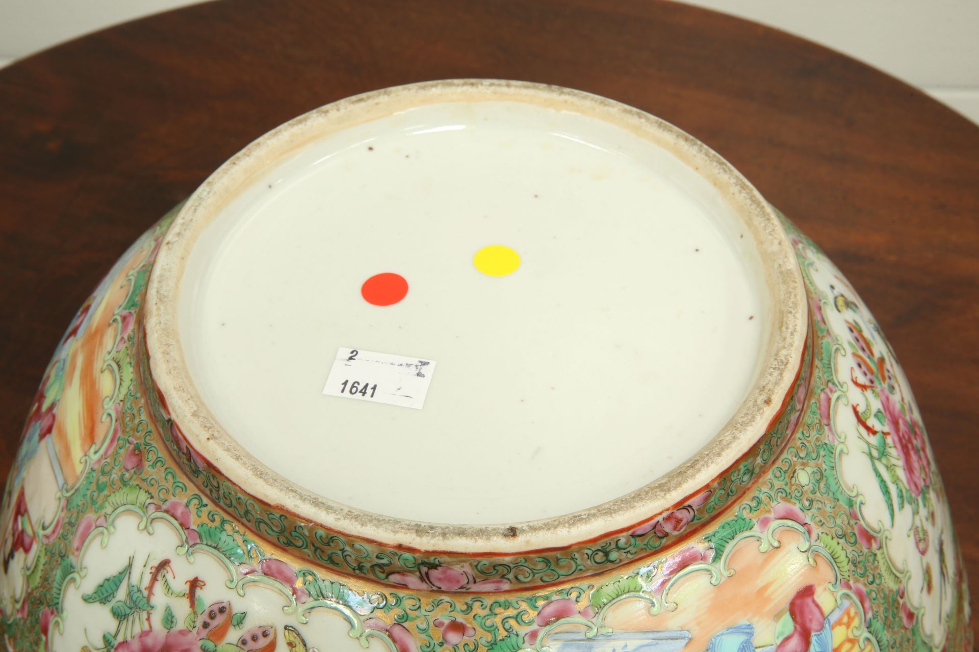 A CANTONESE FAMILLE ROSE BOWL, 19TH CENTURY, circular, enamel painted in the characteristic - Bild 4 aus 5