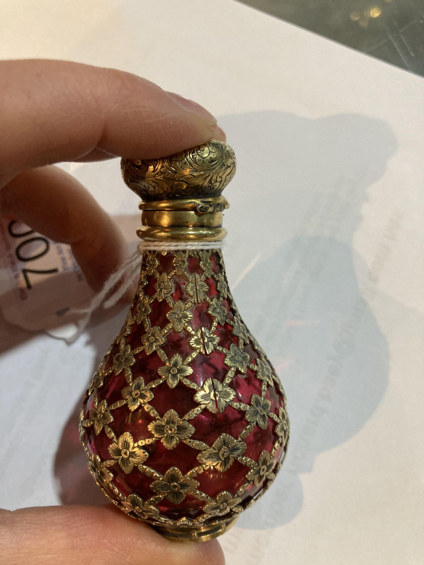 A VICTORIAN GILT-METAL MOUNTED CRANBERRY GLASS SCENT BOTTLE, the lattice overlay with flowerheads, - Bild 3 aus 6
