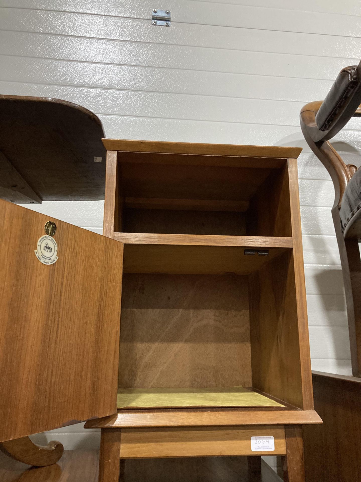 AN ALFRED COX FIVE PIECE WALNUT BEDROOM SUITE comprising his and hers wardrobes, dressing table, - Bild 13 aus 13