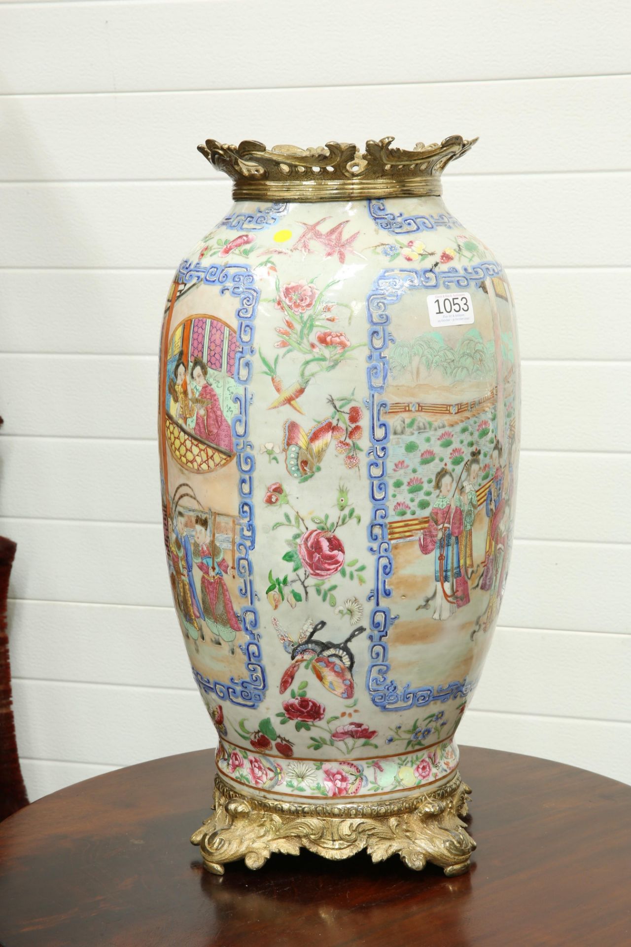 A LARGE 19TH CENTURY CANTONESE FAMILLE ROSE GILT-METAL MOUNTED VASE, ovoid, painted to either side - Bild 7 aus 7