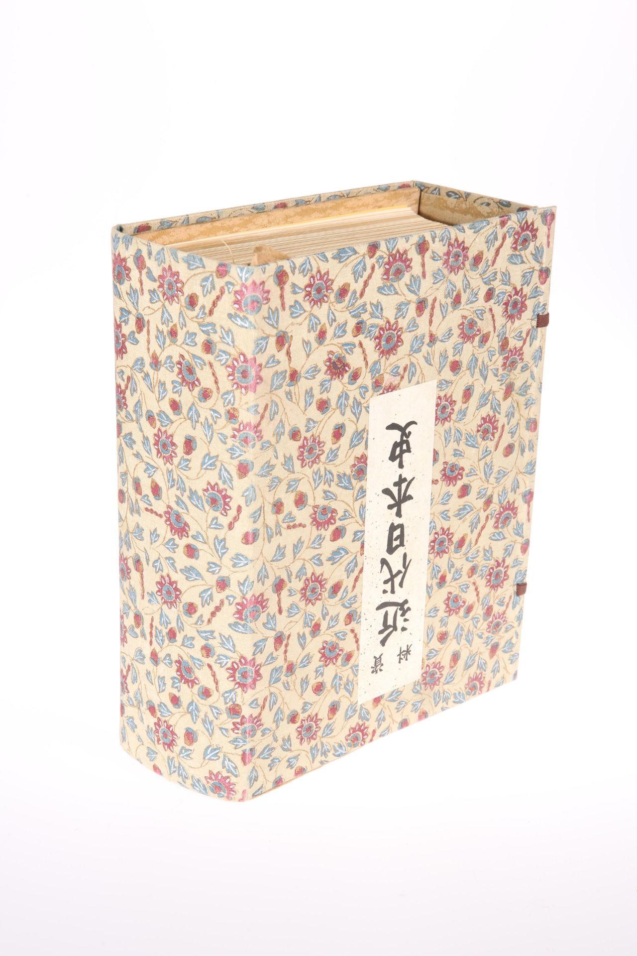 A JAPANESE BOOK WITH PAINTED CASE, the case gouache painted with scrolling foliage, containing - Bild 2 aus 2