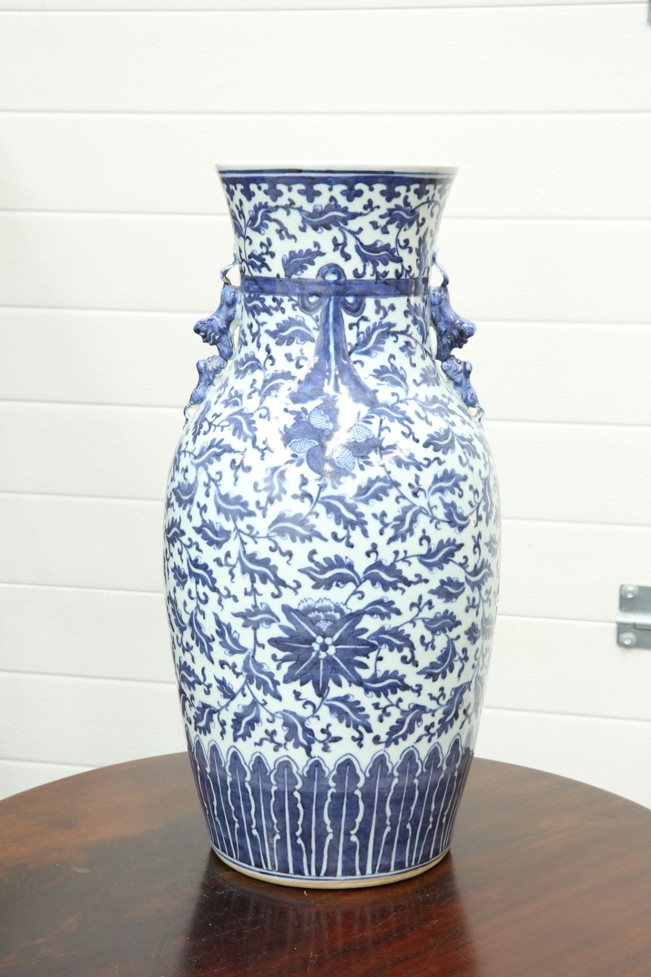 A LARGE MING-STYLE BLUE AND WHITE BALUSTER VASE, LATE QING DYNASTY, applied with shishi to the - Bild 2 aus 7