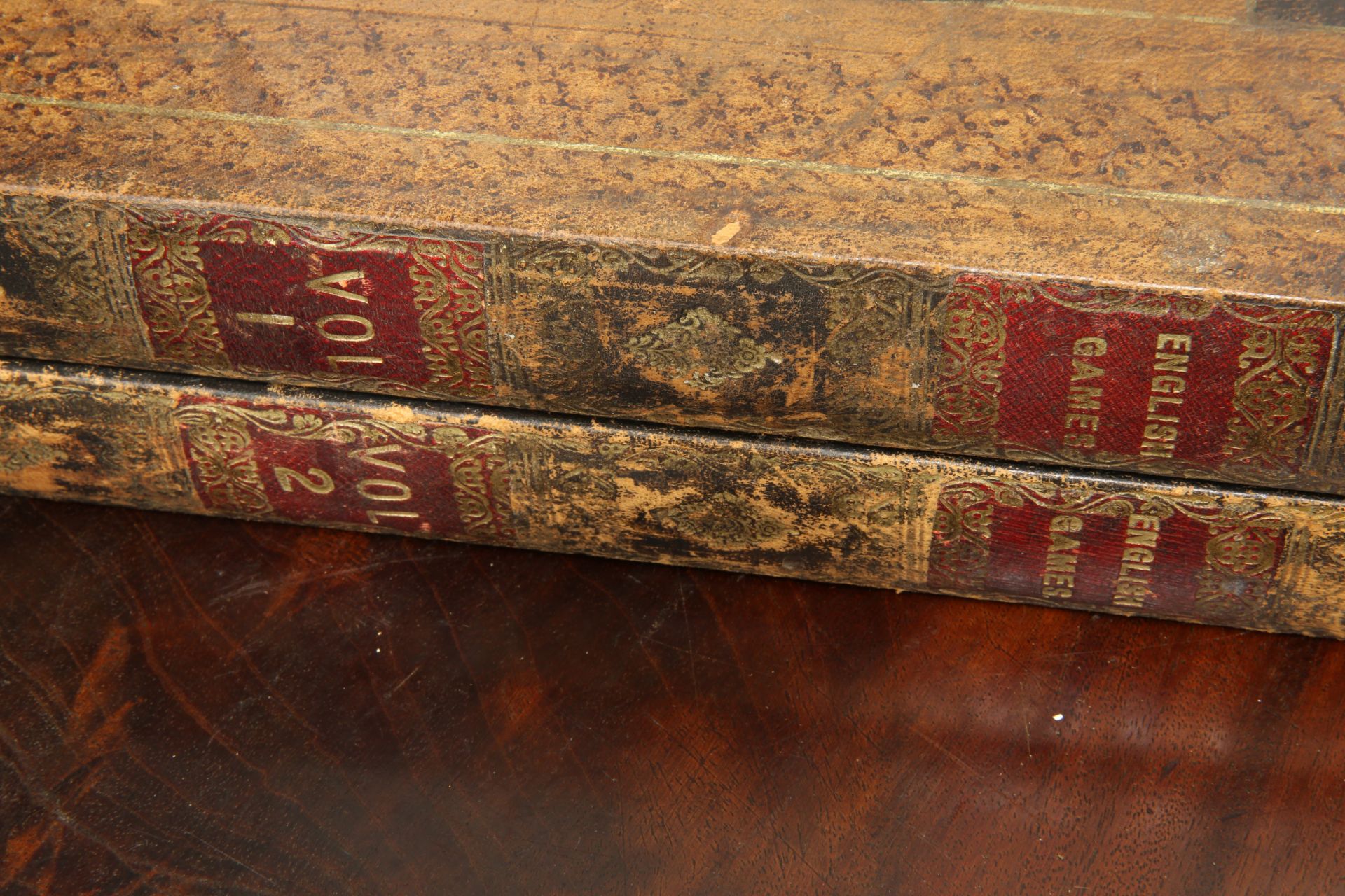 AN EARLY 20TH CENTURY LEATHER-BOUND CHESS AND BACKGAMMON BOARD, the hinged box in the form of two - Bild 5 aus 5