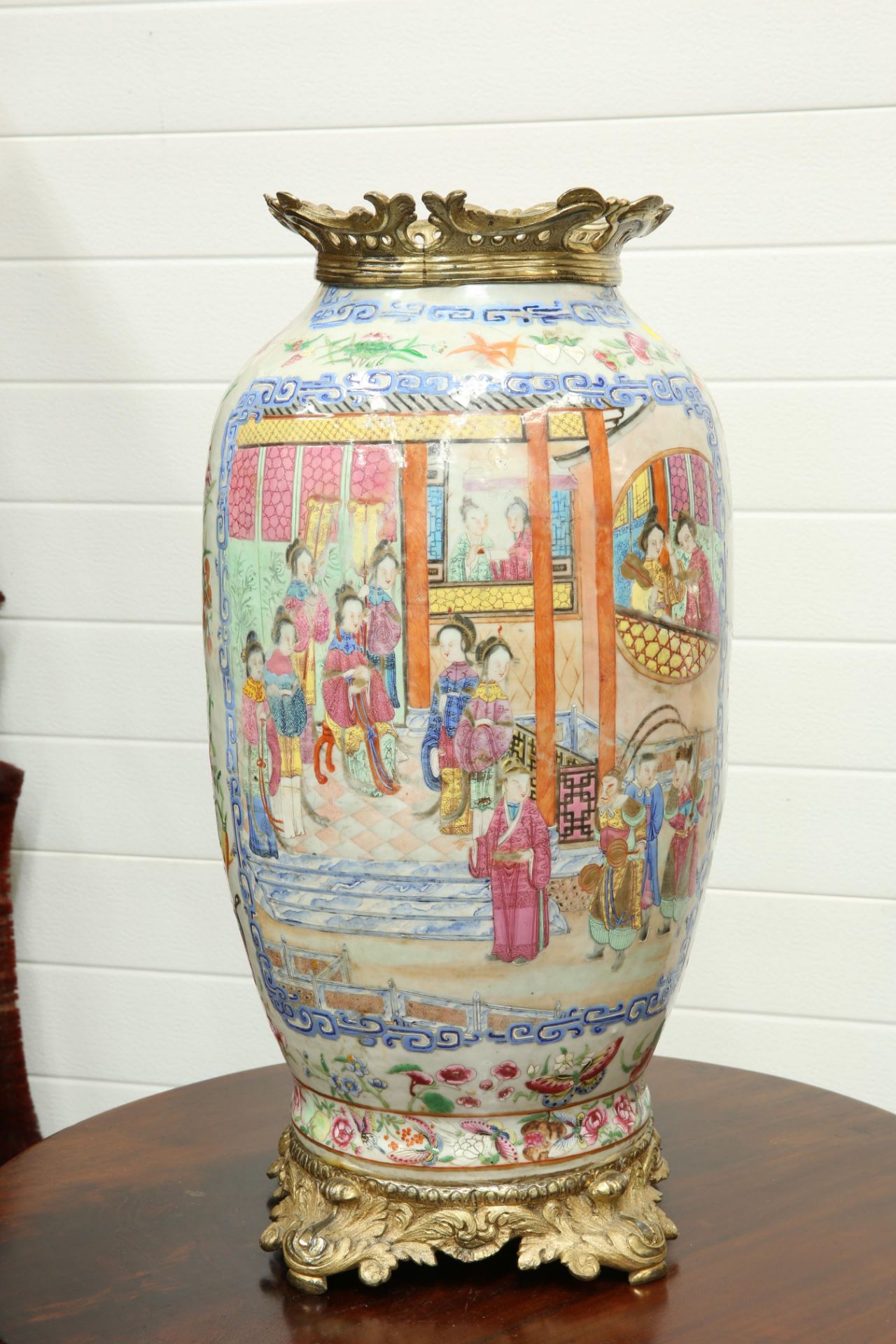 A LARGE 19TH CENTURY CANTONESE FAMILLE ROSE GILT-METAL MOUNTED VASE, ovoid, painted to either side - Bild 4 aus 7