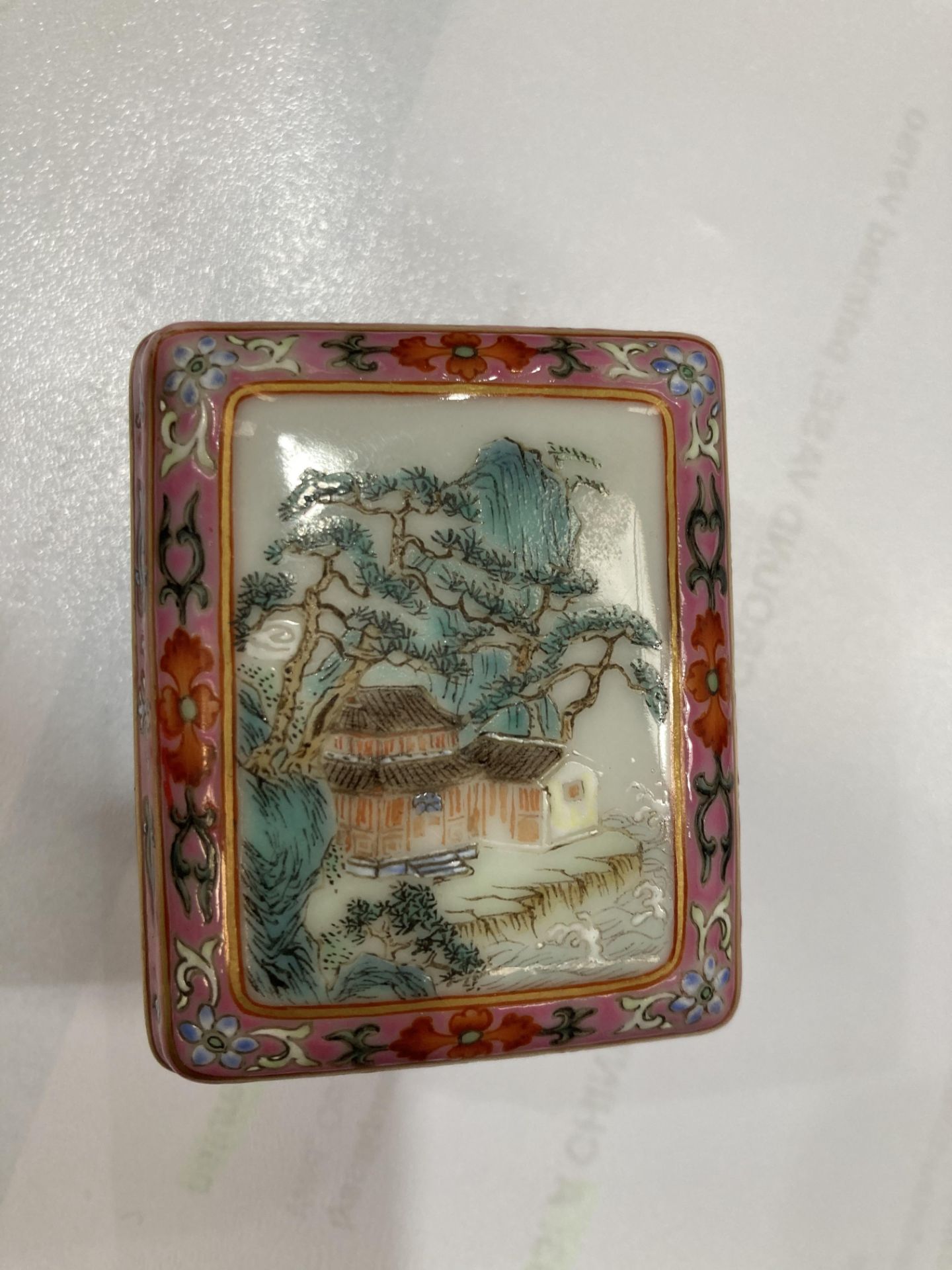 A SMALL CHINESE FAMILLE ROSE BOX AND COVER, rectangular, the cover painted with a village by a - Bild 2 aus 6