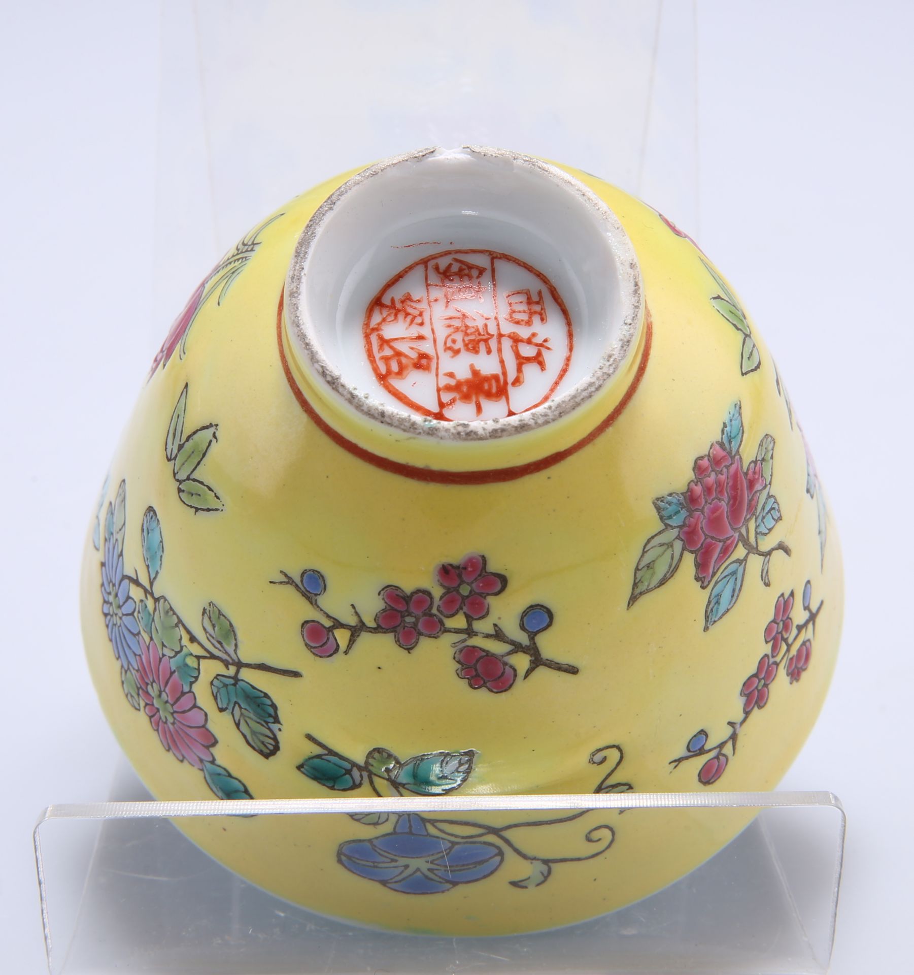 A CHINESE YELLOW GROUND CUP, polychrome enamel painted with scattered flowers, the interior with - Bild 2 aus 5