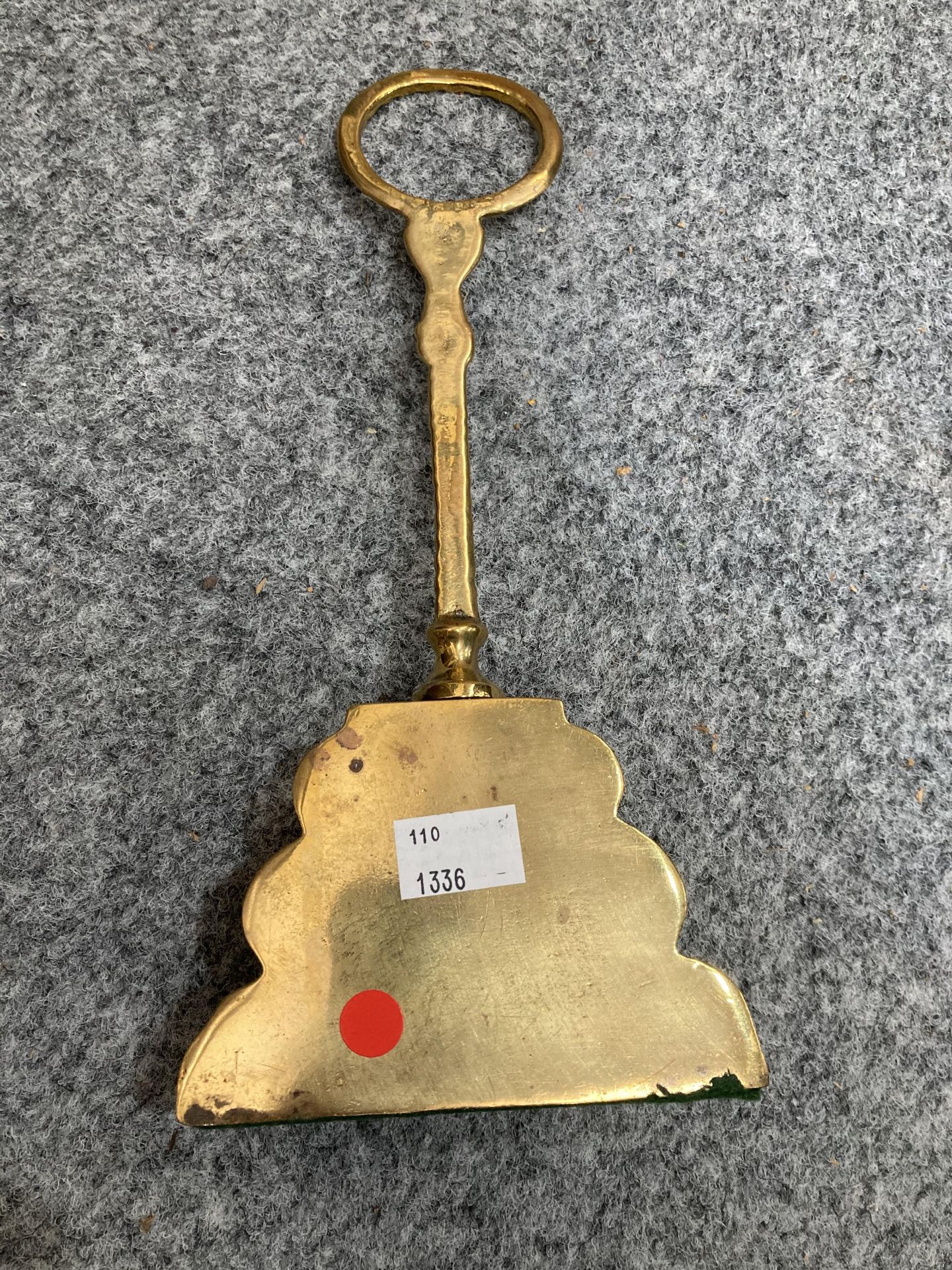 A GROUP OF 19TH CENTURY METALWORK, including cast iron Gothic style door porter; two brass door - Bild 15 aus 31