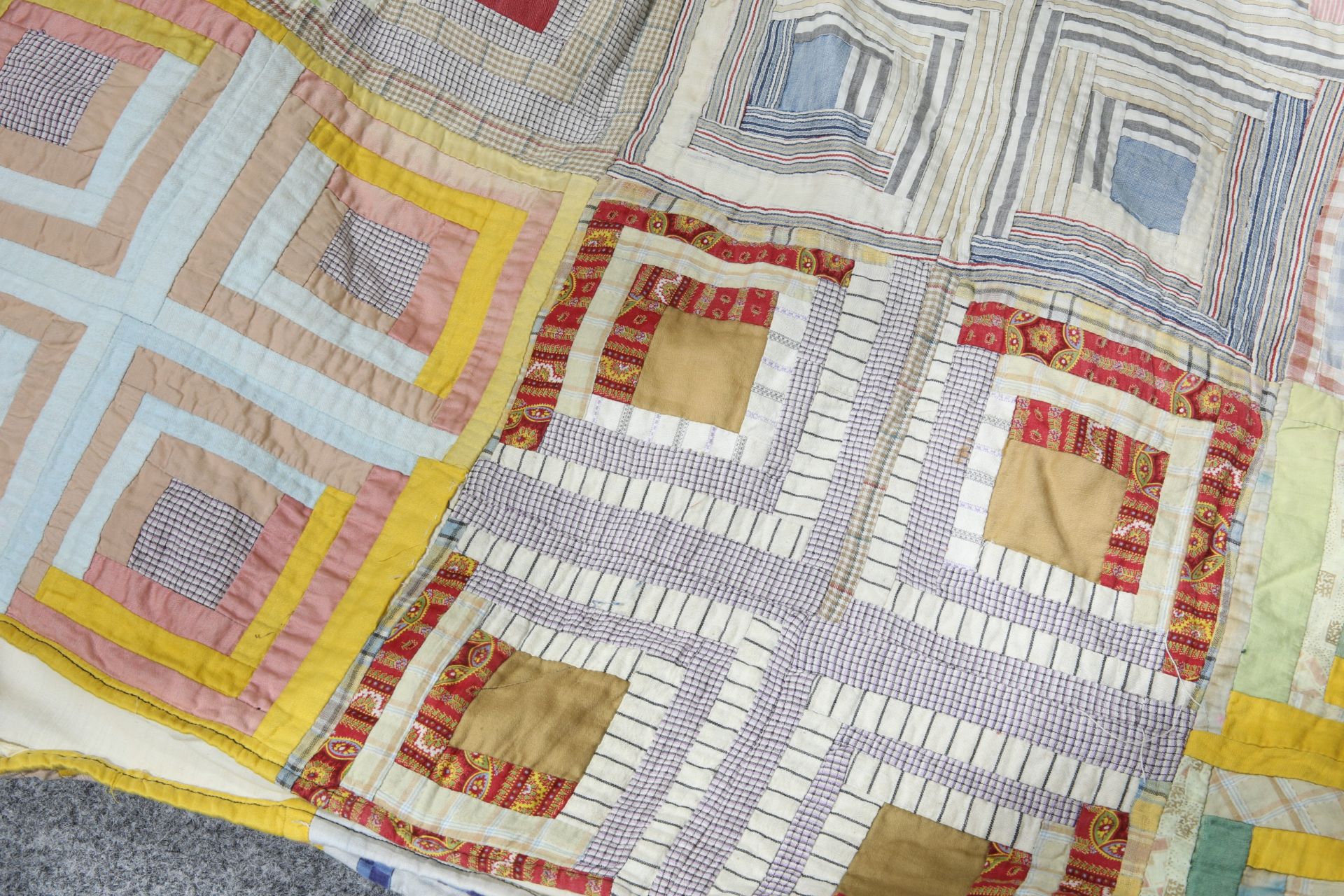 A DURHAM PATCHWORK QUILT. Approx. 248cm by 180cmThe absence of a Condition Report does not imply - Bild 3 aus 3