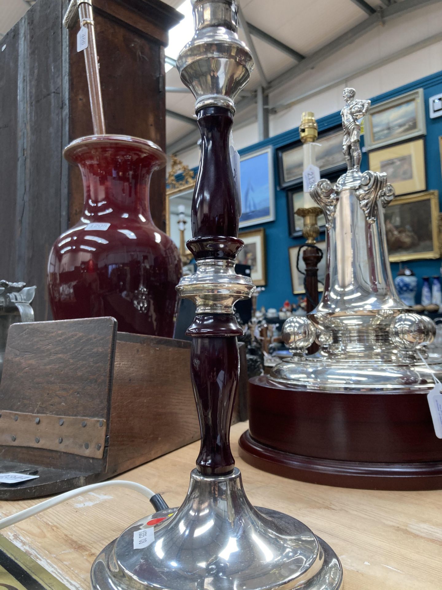 A SILVER TABLE LAMP, by Walker & Hall, Sheffield 1906, turned Bakelite column on a circular base. - Bild 4 aus 6