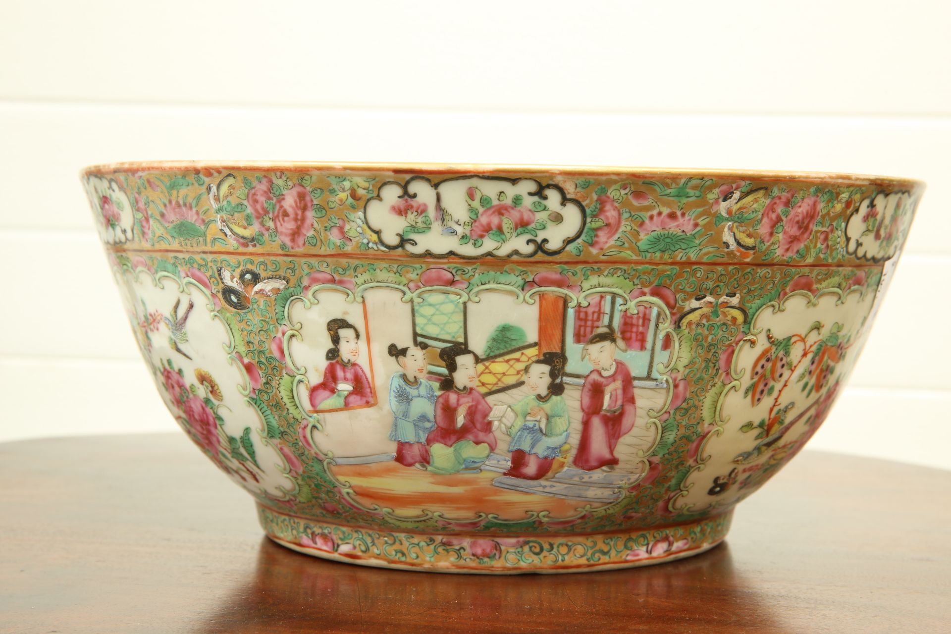 A CANTONESE FAMILLE ROSE BOWL, 19TH CENTURY, circular, enamel painted in the characteristic - Bild 2 aus 5