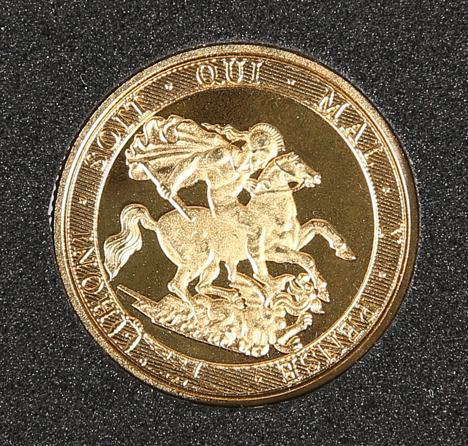 A COINCRAFT REPLICA GEORGE III SOVEREIGN, in 9 carat gold. - Bild 2 aus 2