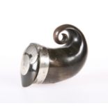 A SCOTTISH HORN SNUFF MULL, CIRCA 1800, with unmarked mounts. 5.5cm