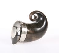 A SCOTTISH HORN SNUFF MULL, CIRCA 1800, with unmarked mounts. 5.5cm