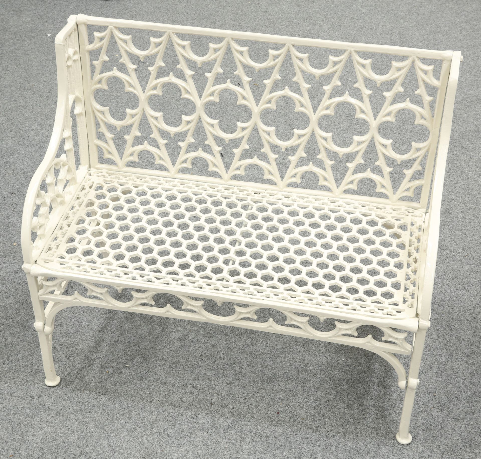 A GOTHIC STYLE WHITE PAINTED METAL GARDEN BENCH decorated with quatrefoil panels to the back. 97.5cm - Bild 2 aus 2