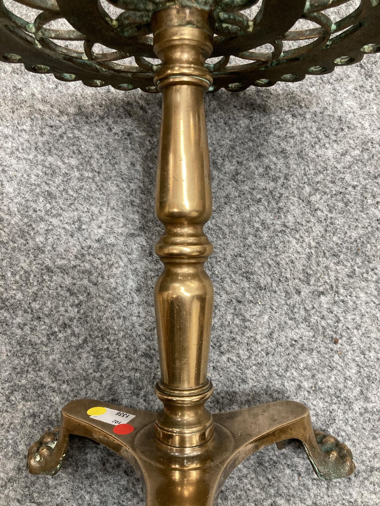 A GOOD VICTORIAN HEAVY BRASS TRIVET, in the form of a tripod table, with pierced top and triform - Bild 8 aus 8