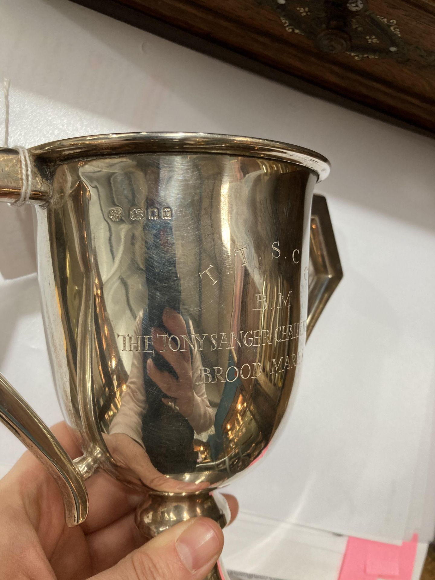 ^ A GEORGE V SILVER TWO-HANDLED TROPHY CUP, by Hamilton & Co (of Calcutta), London 1932, with - Bild 3 aus 6